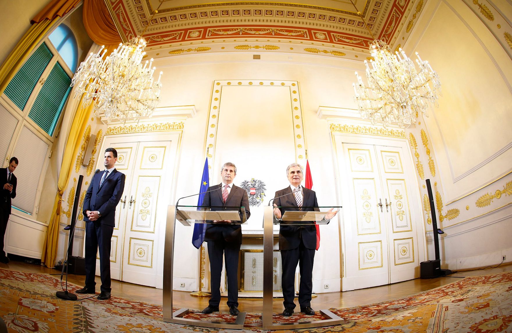 Bundeskanzler Werner Faymann (r.) mit Au&szlig;enminister und Vizekanzler Michael Spindelegger (l.) beim Pressefoyer nach dem Ministerrat am 18. Dezember 2012 im Bundeskanzleramt.