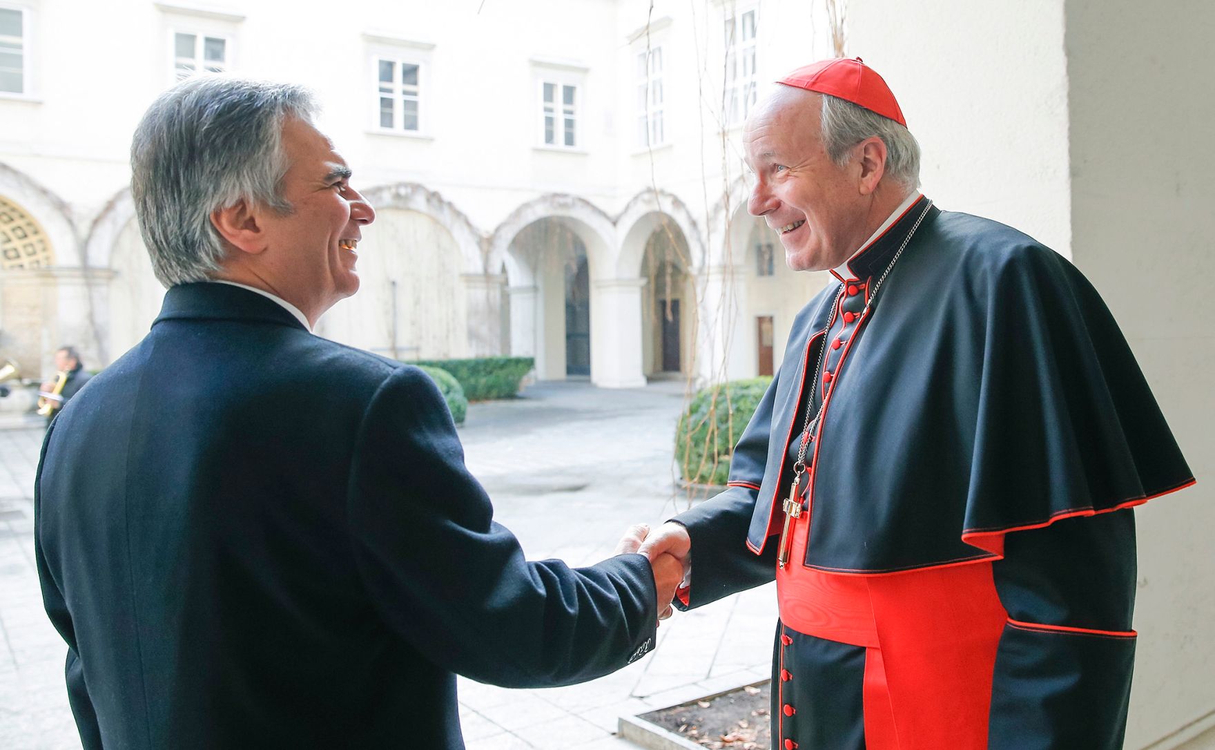 Am 20. Dezember 2012 &uuml;berbrachte Bundeskanzler Werner Faymann (l.) Weihnachtsw&uuml;nsche an den Erzbischof von Wien, Kardinal Christoph Sch&ouml;nborn (r.).