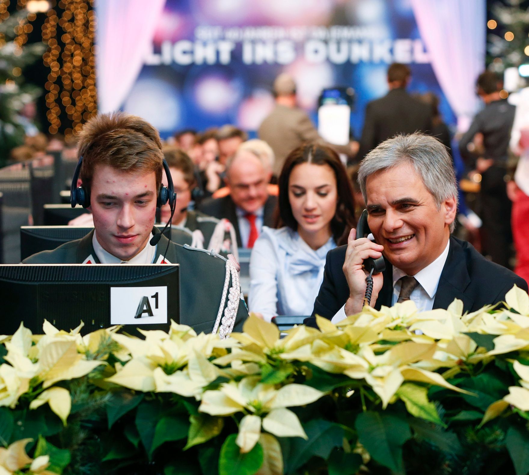 Am 24. Dezember 2012 nahm Bundeskanzler Werner Faymann (r.) an der Licht ins Dunkel Spendenaktion im ORF Zentrum Wien teil.