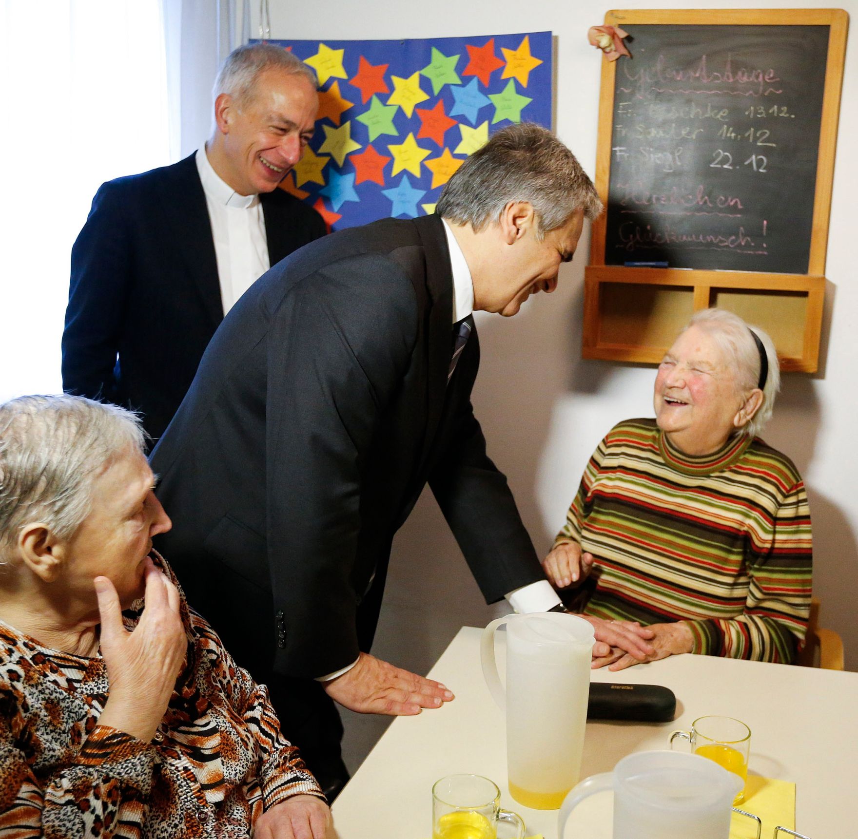 Am 25. Dezember 2012 besuchte Bundeskanzler Werner Faymann die Bewohnerinnen und Bewohner sowie die diensthabenden Mitarbeiterinnen und Mitarbeiter des Senioren- und Pflegehauses Sch&ouml;nbrunn im 12. Bezirk.