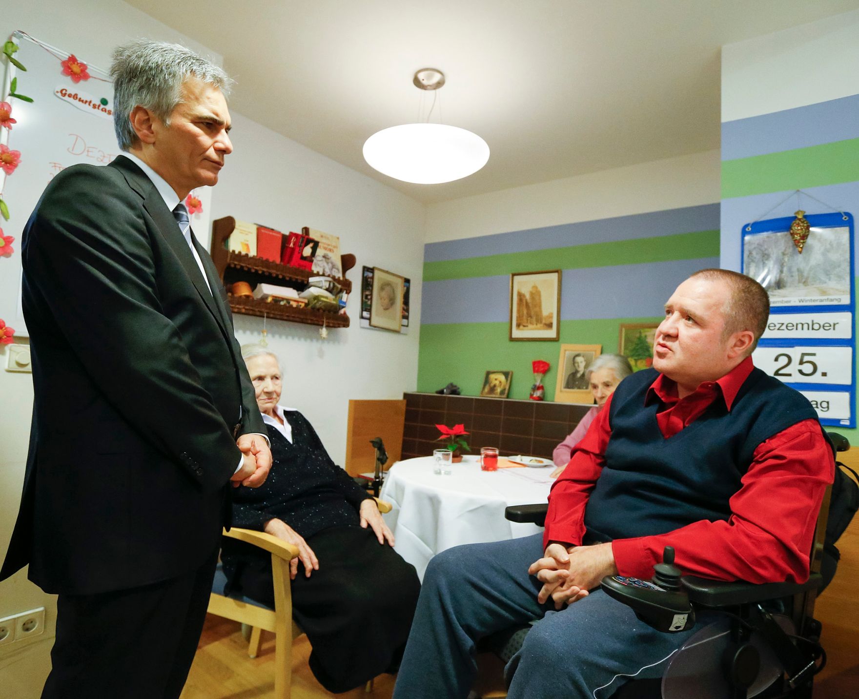 Am 25. Dezember 2012 besuchte Bundeskanzler Werner Faymann die Bewohnerinnen und Bewohner sowie die diensthabenden Mitarbeiterinnen und Mitarbeiter des Senioren- und Pflegehauses Sch&ouml;nbrunn im 12. Bezirk.
