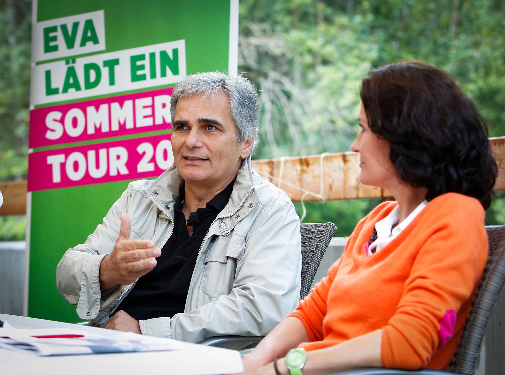 Am 24. August 2012 traf sich Bundeskanzler Werner Faymann (l.) und Bundessprecherin der Gr&uuml;nen Eva Glawischnig (r.) zu einer gemeinsamen Pressekonferenz bei der Lichtensteinklamm in der N&auml;he von Sankt Johann im Pongau.