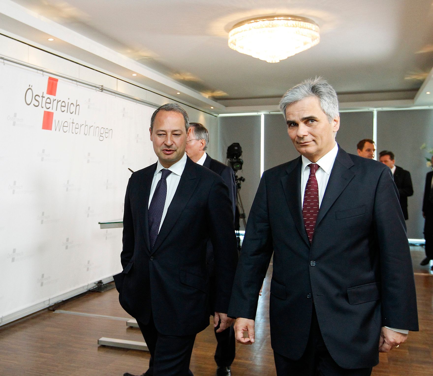 Am 27. April 2012 fand am Kahlenberg die Klausurtagung der Bundesregierung statt. Bundeskanzler Werner Faymann (r.) mit Staatssekret&auml;r Andreas Schieder (l.).