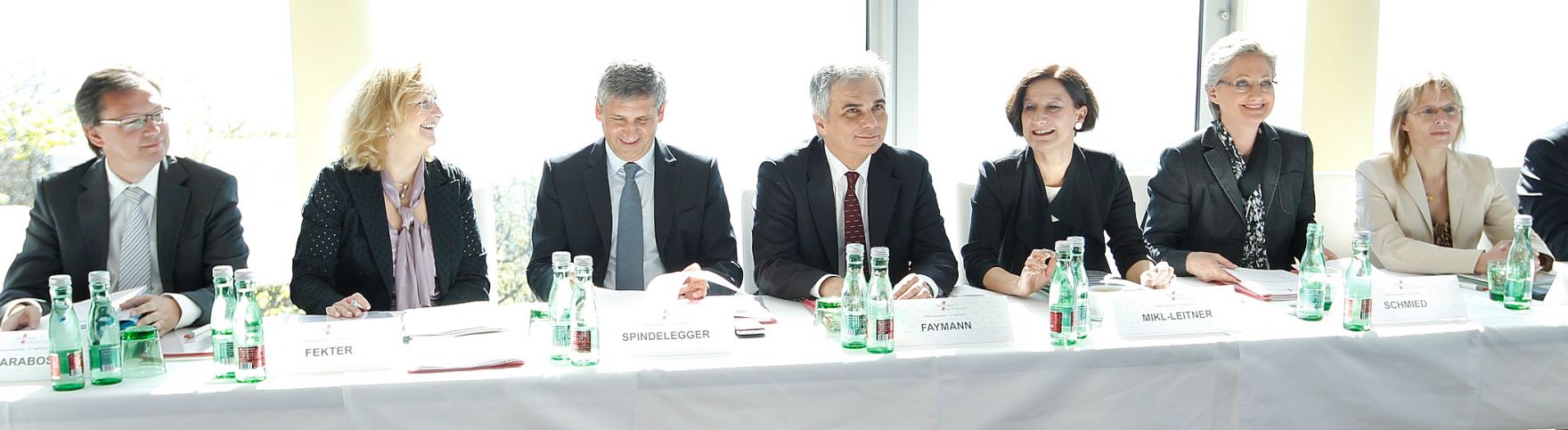Am 27. April 2012 fand am Kahlenberg die Klausurtagung der Bundesregierung statt. Im Bild (v.l.n.r.) Verteidigungsminister Norbert Darabos, Finanzministerin Maria Fekter, Au&szlig;enminister und Vizekanzler Michael Spindelegger, Bundeskanzler Werner Faymann, Innenministerin Johanna Mikl-Leitner, Unterrichtsministerin Claudia Schmied und Justizministerin Beatrix Karl.