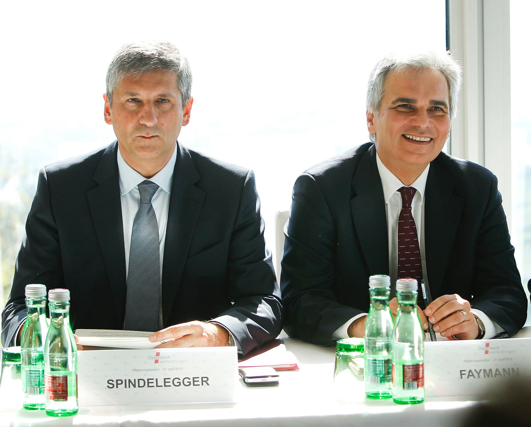 Am 27. April 2012 fand am Kahlenberg die Klausurtagung der Bundesregierung statt. Im Bild Bundeskanzler Werner Faymann (r.) mit Au&szlig;enminister und Vizekanzler Michael Spindelegger (l.).