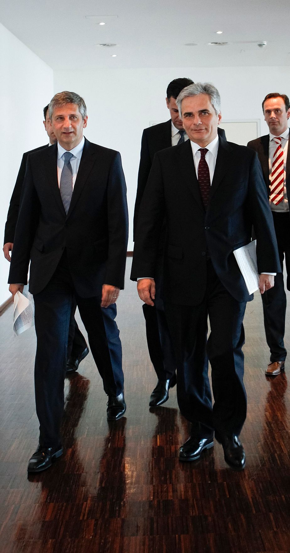 Am 27. April 2012 fand am Kahlenberg die Klausurtagung der Bundesregierung statt. Im Bild Bundeskanzler Werner Faymann (r.) und Au&szlig;enminister und Vizekanzler Michael Spindelegger (l.) bei der Pressekonferenz nach der Arbeitssitzung.