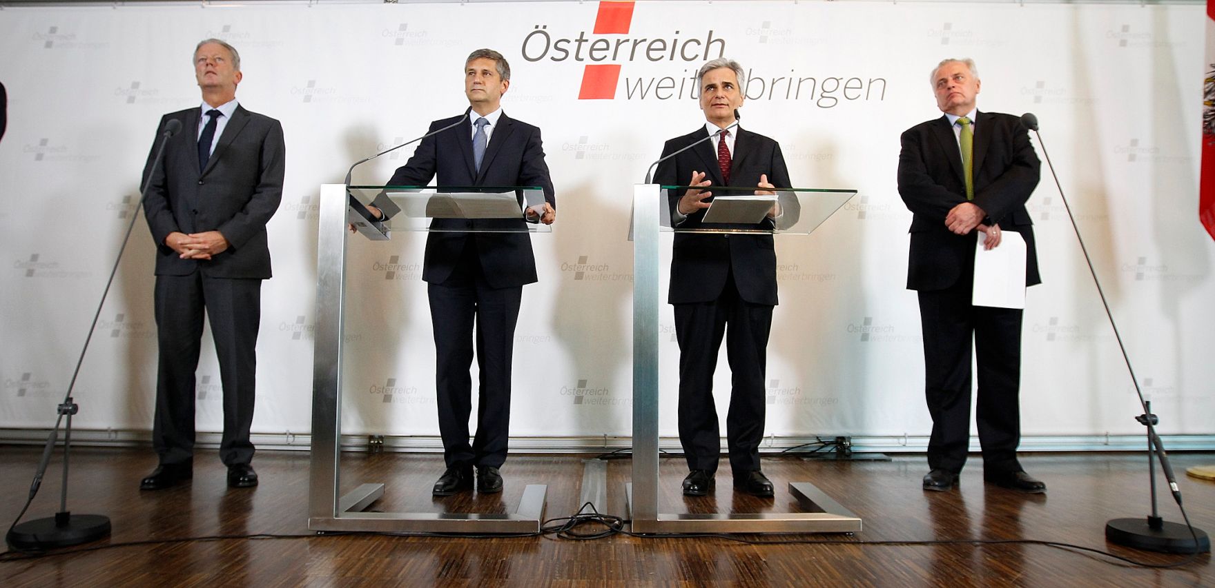 Am 27. April 2012 fand am Kahlenberg die Klausurtagung der Bundesregierung statt. Im Bild (v.l.n.r.) Wirtschaftsminister Reinhold Mitterlehner, Au&szlig;enminister und Vizekanzler Michael Spindelegger, Bundeskanzler Werner Faymann und Sozialminister Rudolf Hundstorfer bei der Pressekonferenz nach der Arbeitssitzung.