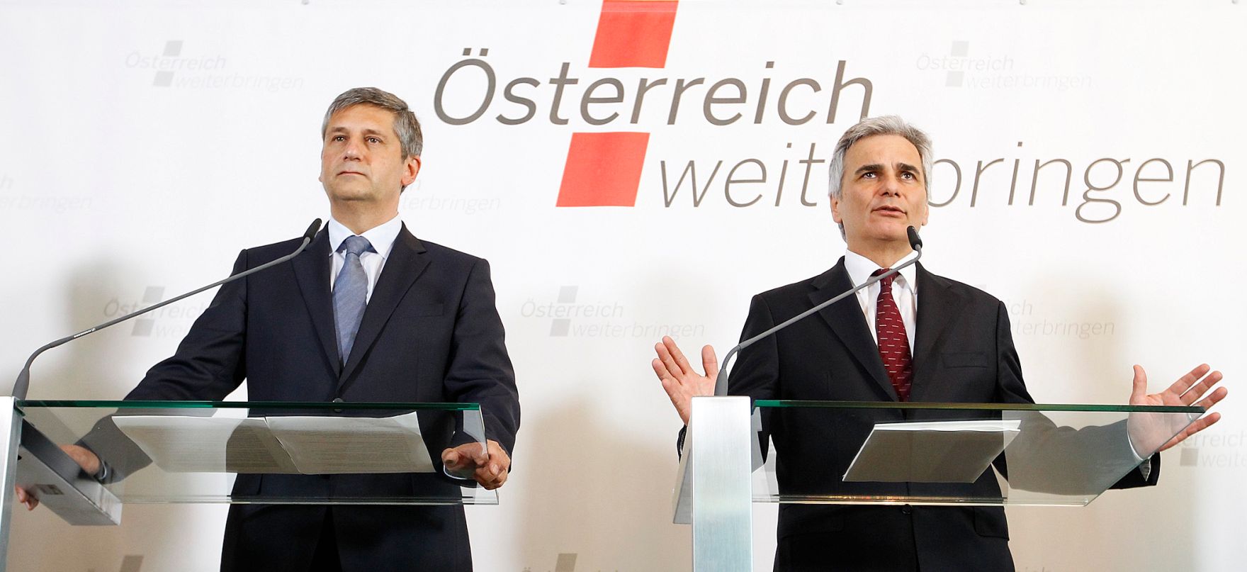 Am 27. April 2012 fand am Kahlenberg die Klausurtagung der Bundesregierung statt. Im Bild Bundeskanzler Werner Faymann (r.) und Au&szlig;enminister und Vizekanzler Michael Spindelegger (l.) bei der Pressekonferenz nach der Arbeitssitzung.