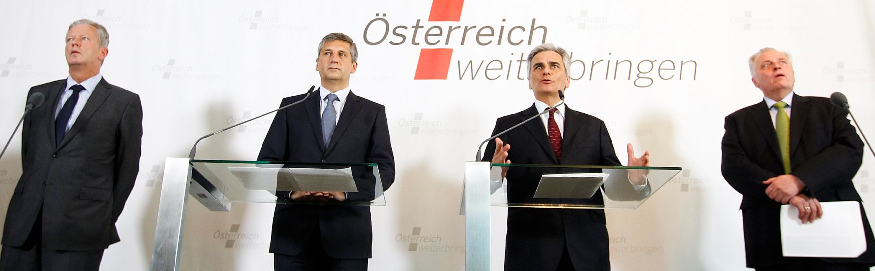 Am 27. April 2012 fand am Kahlenberg die Klausurtagung der Bundesregierung statt. Im Bild (v.l.n.r.) Wirtschaftsminister Reinhold Mitterlehner, Au&szlig;enminister und Vizekanzler Michael Spindelegger, Bundeskanzler Werner Faymann und Sozialminister Rudolf Hundstorfer bei der Pressekonferenz nach der Arbeitssitzung.