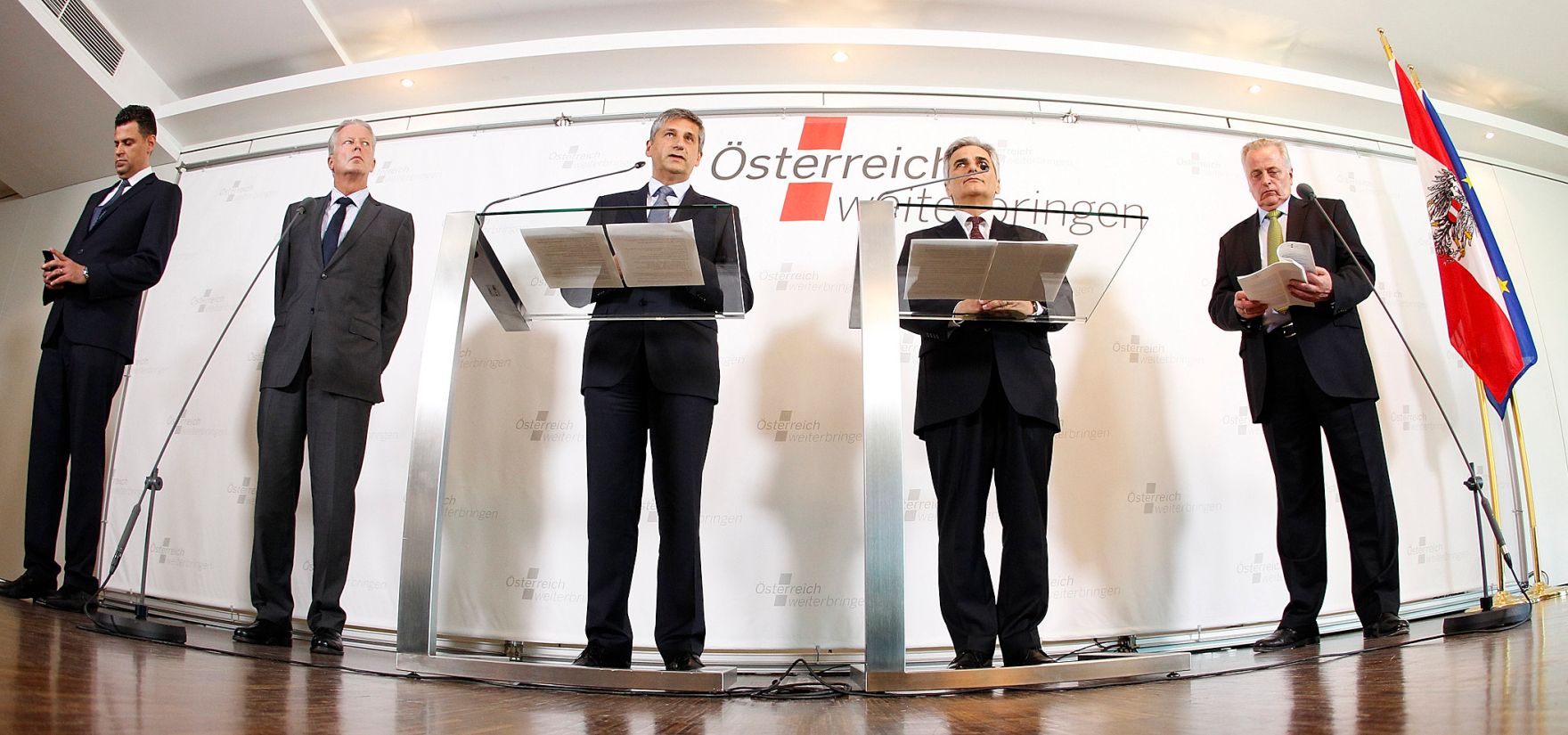 Am 27. April 2012 fand am Kahlenberg die Klausurtagung der Bundesregierung statt. Im Bild (v.l.n.r.) Wirtschaftsminister Reinhold Mitterlehner, Au&szlig;enminister und Vizekanzler Michael Spindelegger, Bundeskanzler Werner Faymann und Sozialminister Rudolf Hundstorfer bei der Pressekonferenz nach der Arbeitssitzung.