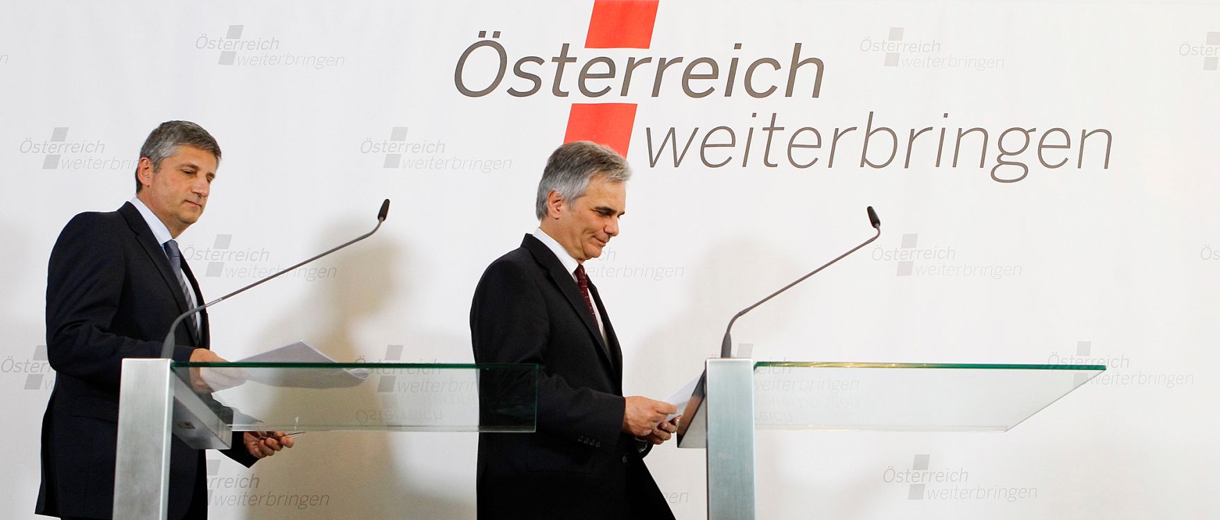 Am 27. April 2012 fand am Kahlenberg die Klausurtagung der Bundesregierung statt. Im Bild Bundeskanzler Werner Faymann (r.) und Au&szlig;enminister und Vizekanzler Michael Spindelegger (l.) bei der Pressekonferenz nach der Arbeitssitzung.