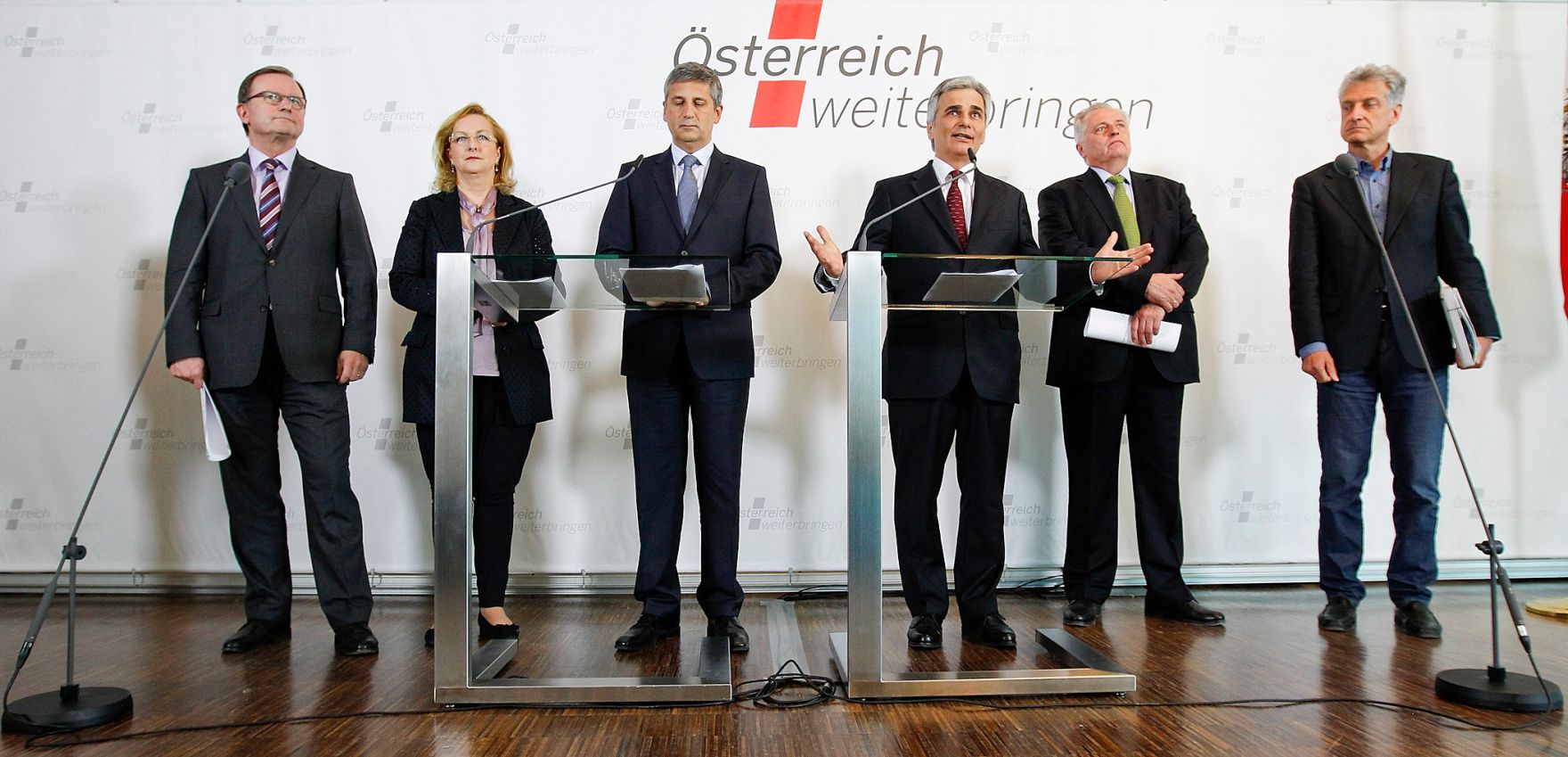 Am 27. April 2012 fand am Kahlenberg die Klausurtagung der Bundesregierung statt. Im Bild (v.l.n.r.) &Ouml;VP-Klubobmann Karlheinz Kopf, Finanzministerin Maria Fekter, Au&szlig;enminister und Vizekanzler Michael Spindelegger, Bundeskanzler Werner Faymann, Sozialminister Rudolf Hundstorfer und SP&Ouml;-Klubobmann Josef Cap bei der Pressekonferenz nach der Arbeitssitzung.