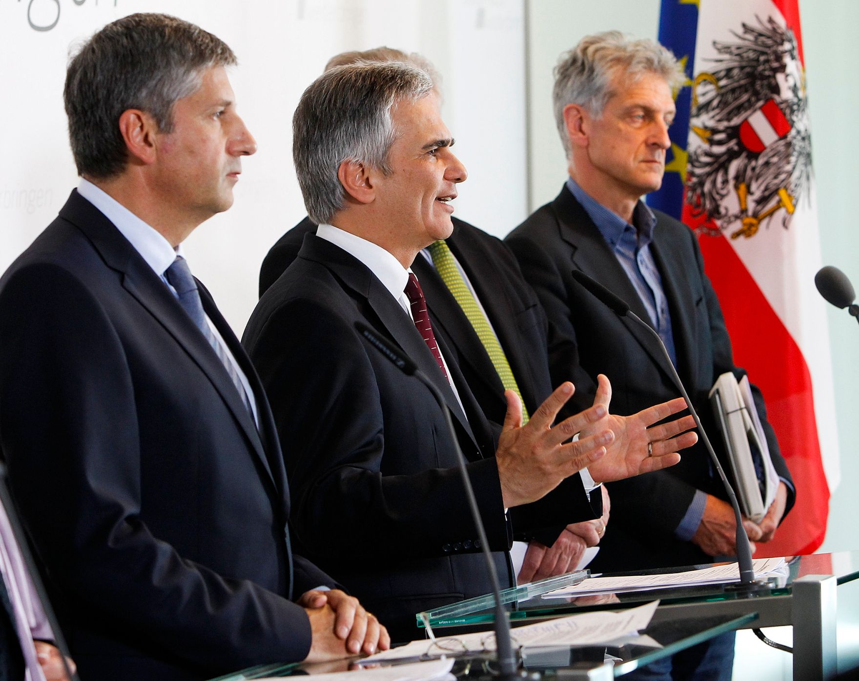 Am 27. April 2012 fand am Kahlenberg die Klausurtagung der Bundesregierung statt. Im Bild (v.l.n.r.) Au&szlig;enminister und Vizekanzler Michael Spindelegger, Bundeskanzler Werner Faymann, Sozialminister Rudolf Hundstorfer und SP&Ouml;-Klubobmann Josef Cap bei der Pressekonferenz nach der Arbeitssitzung.