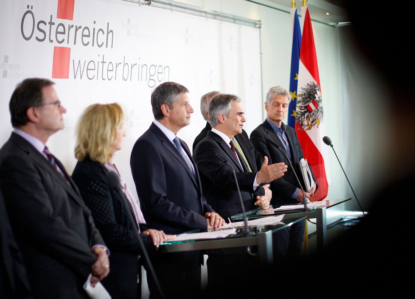 Am 27. April 2012 fand am Kahlenberg die Klausurtagung der Bundesregierung statt. Im Bild (v.l.n.r.) &Ouml;VP-Klubobmann Karlheinz Kopf, Finanzministerin Maria Fekter, Au&szlig;enminister und Vizekanzler Michael Spindelegger, Bundeskanzler Werner Faymann, Sozialminister Rudolf Hundstorfer und SP&Ouml;-Klubobmann Josef Cap bei der Pressekonferenz nach der Arbeitssitzung.