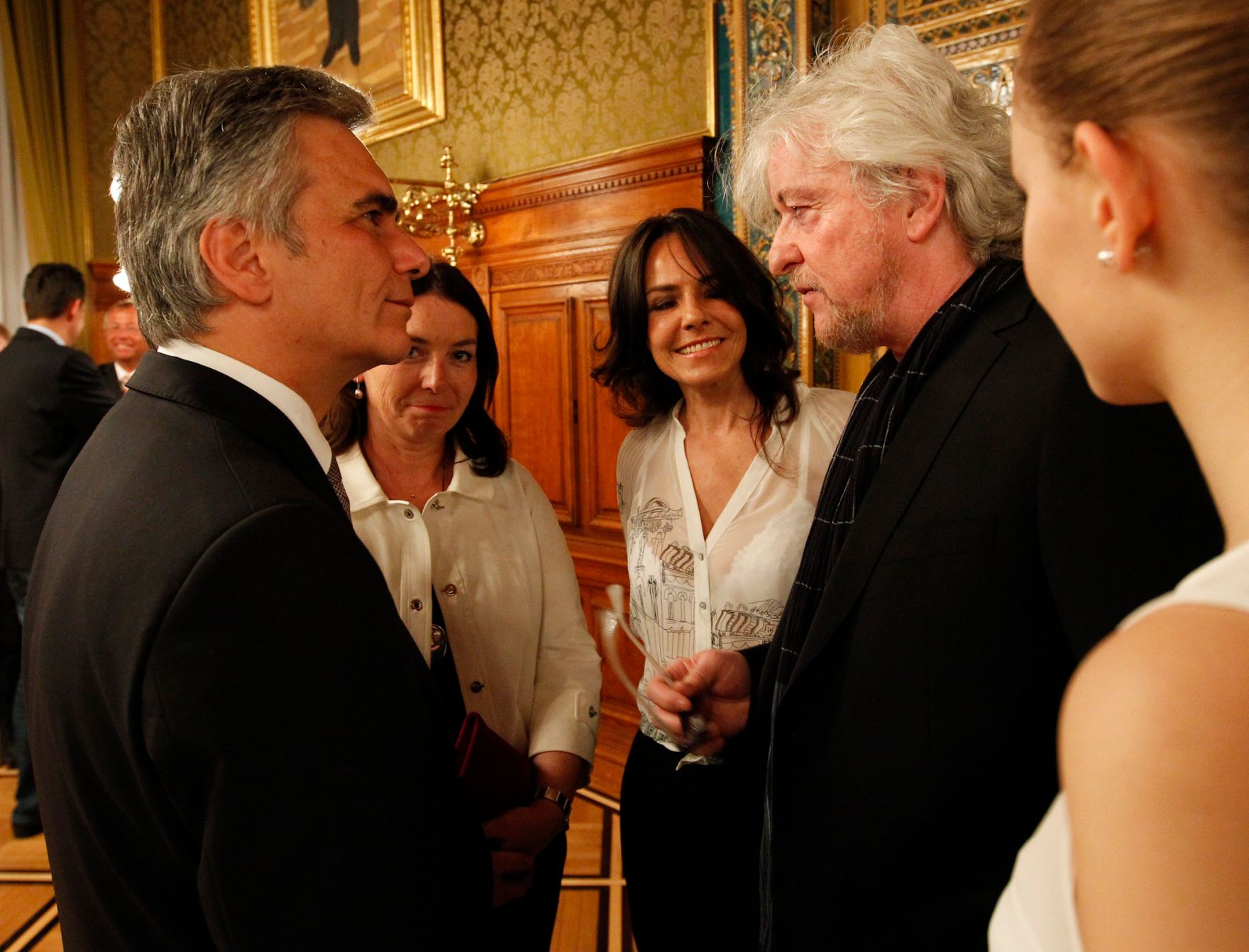 Am 11. Mai 2012 besuchte der Bundeskanzler die Er&ouml;ffnung der Wiener Festwochen am Rathausplatz. Im Bild Bundeskanzler Werner Faymann (l.) mit Ehefrau Martina und Reinhold Bilgeri (r.) mit Ehefrau Beatrix und Tochter Laura.