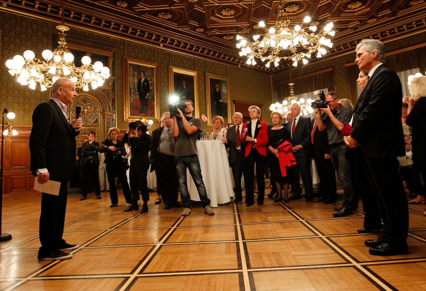 Am 11. Mai 2012 besuchte der Bundeskanzler die Er&ouml;ffnung der Wiener Festwochen am Rathausplatz. Im Bild Bundeskanzler Werner Faymann (r.) mit Intendant Luc Bondy (l.).