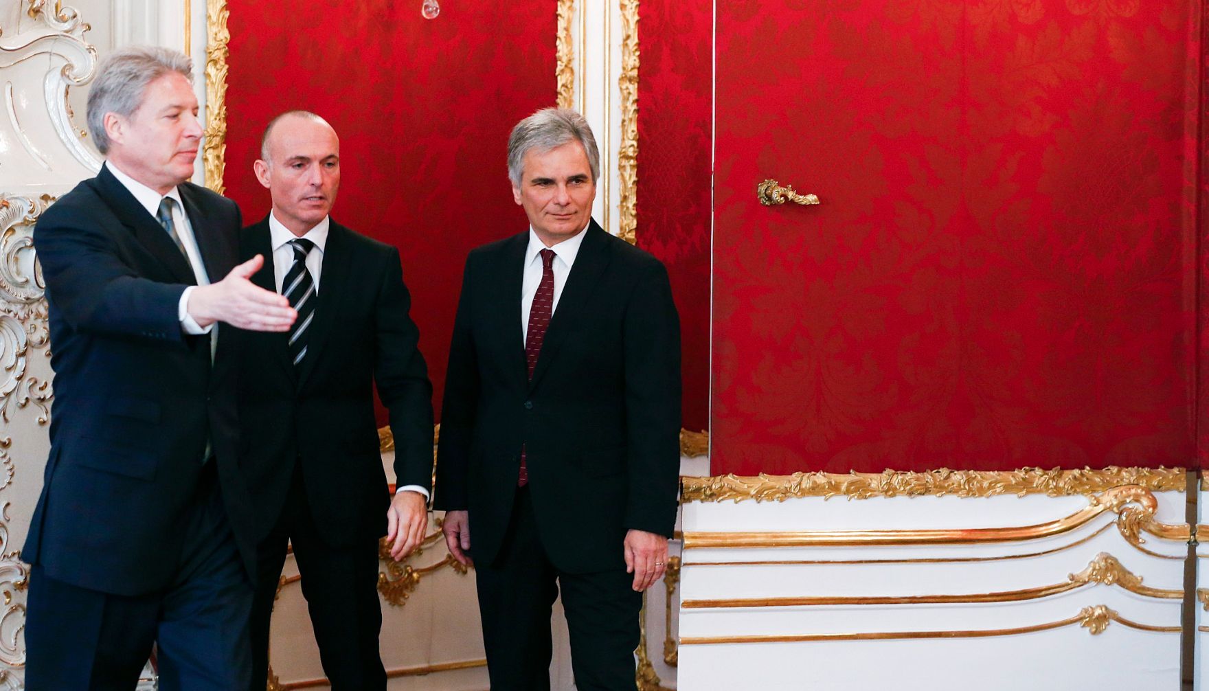 Am 11. M&auml;rz 2013 nahm Bundeskanzler Werner Faymann (r.) an der Angelobung von Verteidigungsminister Gerald Klug (m.) durch den Bundespr&auml;sidenten Heinz Fischer in der Pr&auml;sidentschaftskanzlei teil.