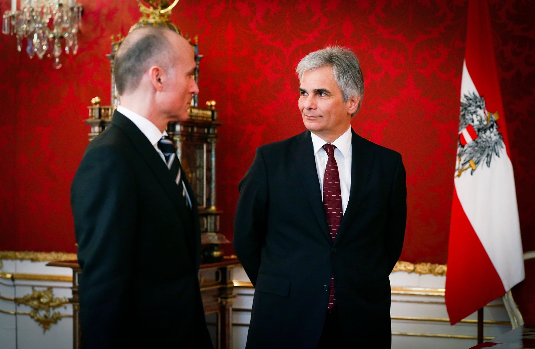 Am 11. M&auml;rz 2013 nahm Bundeskanzler Werner Faymann (r.) an der Angelobung von Verteidigungsminister Gerald Klug (l.) durch den Bundespr&auml;sidenten Heinz Fischer in der Pr&auml;sidentschaftskanzlei teil.
