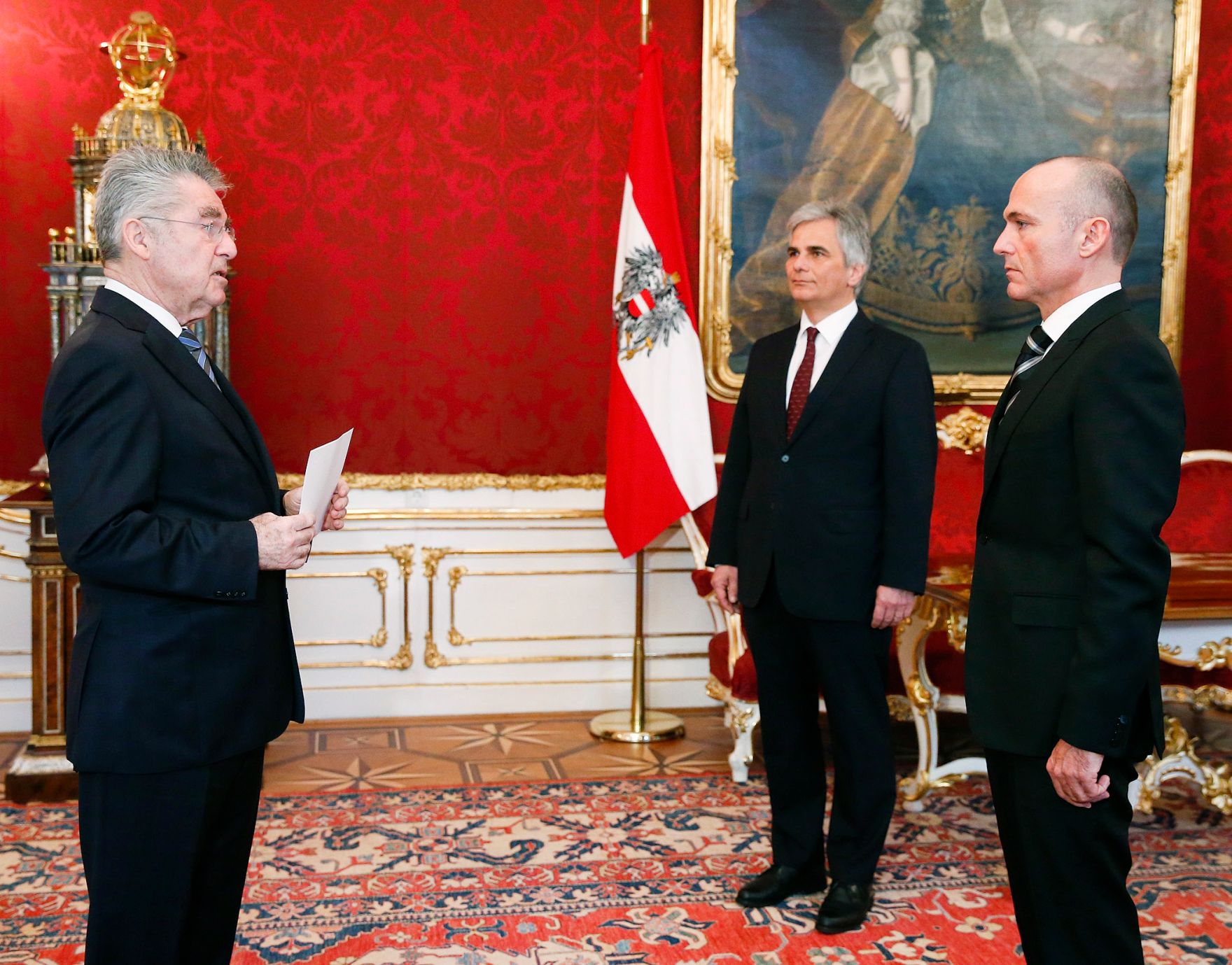 Am 11. M&auml;rz 2013 nahm Bundeskanzler Werner Faymann (m.) an der Angelobung von Verteidigungsminister Gerald Klug (r.) durch den Bundespr&auml;sidenten Heinz Fischer (l.) in der Pr&auml;sidentschaftskanzlei teil.