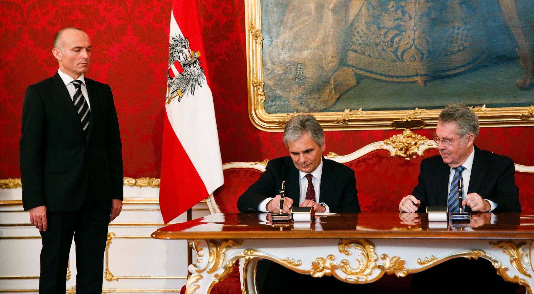 Am 11. M&auml;rz 2013 nahm Bundeskanzler Werner Faymann (m.) an der Angelobung von Verteidigungsminister Gerald Klug (l.) durch den Bundespr&auml;sident Heinz Fischer (r.) in der Pr&auml;sidentschaftskanzlei teil.