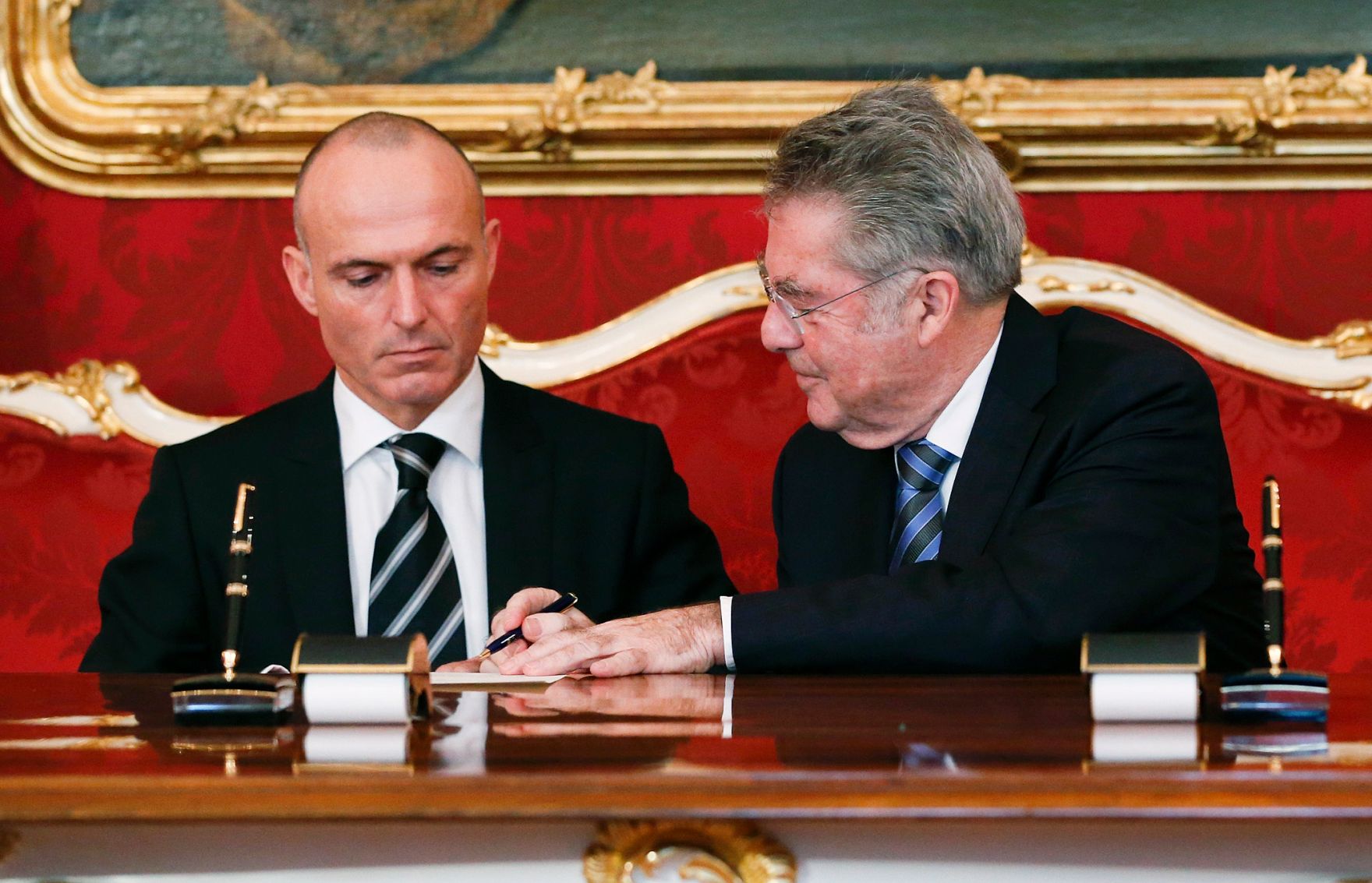 Am 11. M&auml;rz 2013 nahm Bundeskanzler Werner Faymann an der Angelobung von Verteidigungsminister Gerald Klug (l.) durch den Bundespr&auml;sidenten Heinz Fischer (r.) in der Pr&auml;sidentschaftskanzlei teil.