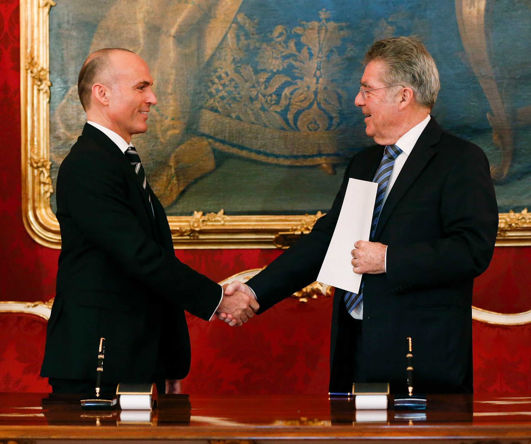Am 11. M&auml;rz 2013 nahm Bundeskanzler Werner Faymann an der Angelobung von Verteidigungsminister Gerald Klug (l.) durch den Bundespr&auml;sidenten Heinz Fischer (r.) in der Pr&auml;sidentschaftskanzlei teil.