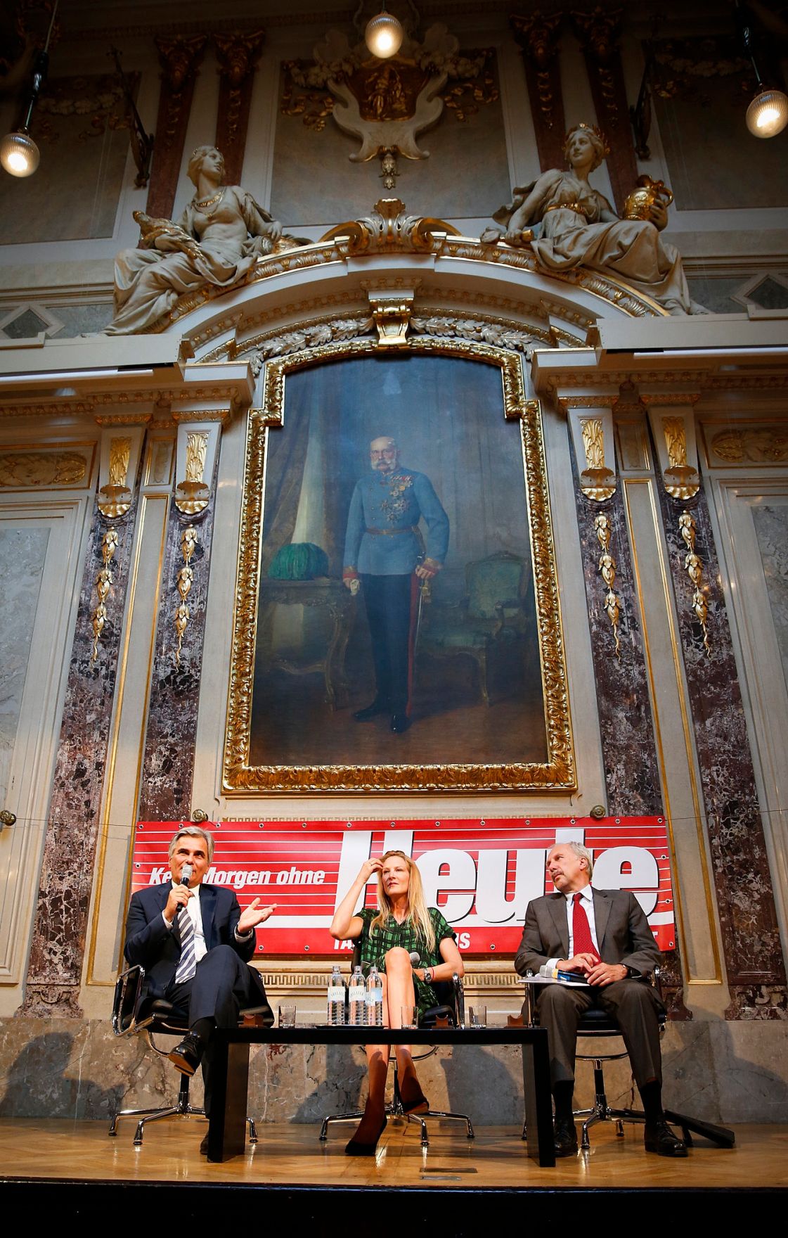 Am 17. Juni 2013 nahm Bundeskanzler Werner Faymann (l.) gemeinsam mit dem Gouverneur der &Ouml;sterreichischen Nationalbank Ewald Nowotny (r.) am "Heute-Talk" im Haus der Industrie teil. Im Bild mit Heute Herausgeberin Eva Dichand (m.).