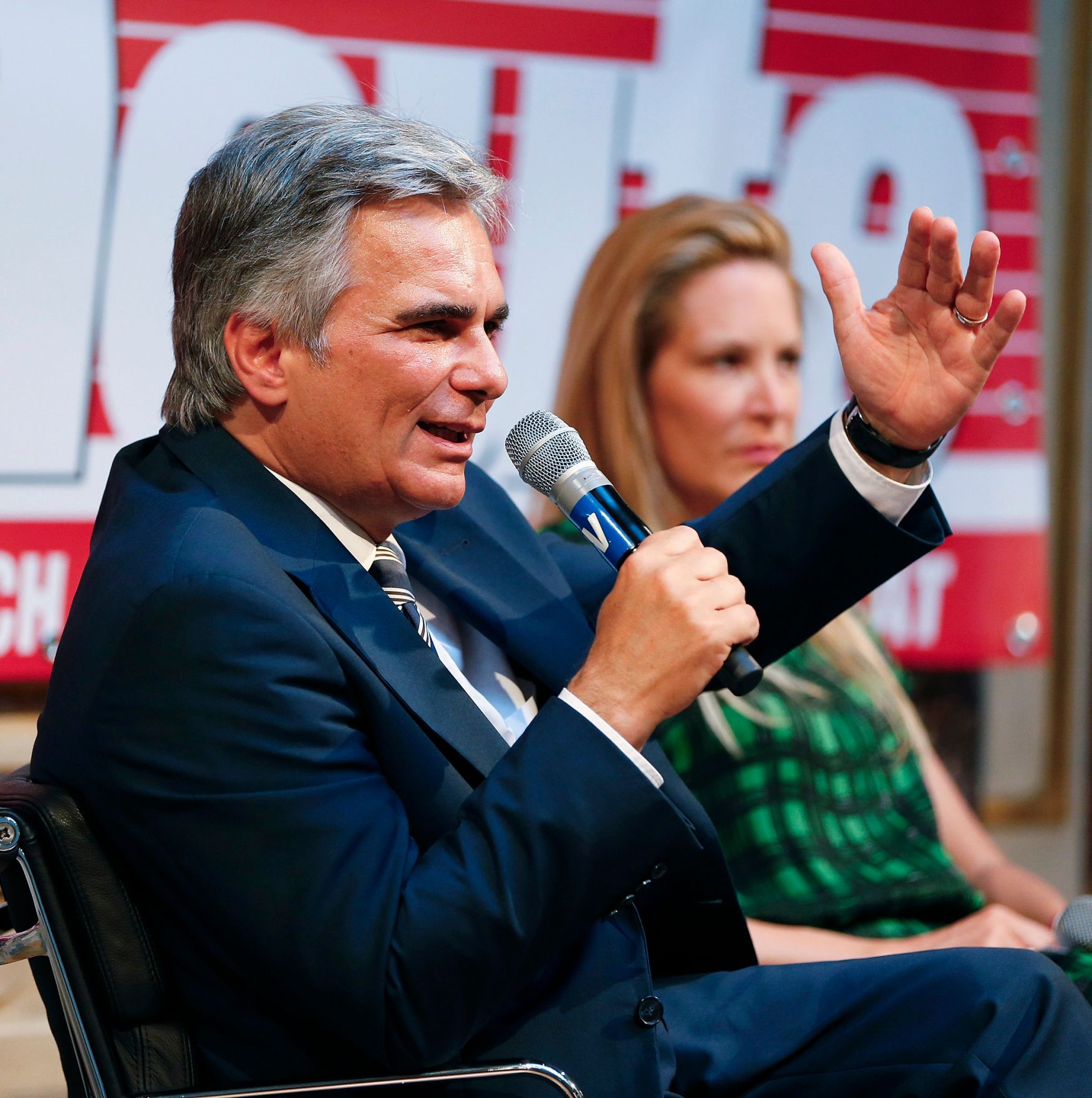 Am 17. Juni 2013 nahm Bundeskanzler Werner Faymann (l.) gemeinsam mit dem Gouverneur der &Ouml;sterreichischen Nationalbank Ewald Nowotny am &quot;Heute-Talk&quot; im Haus der Industrie teil. Im Bild mit Heute Herausgeberin Eva Dichand (r.).