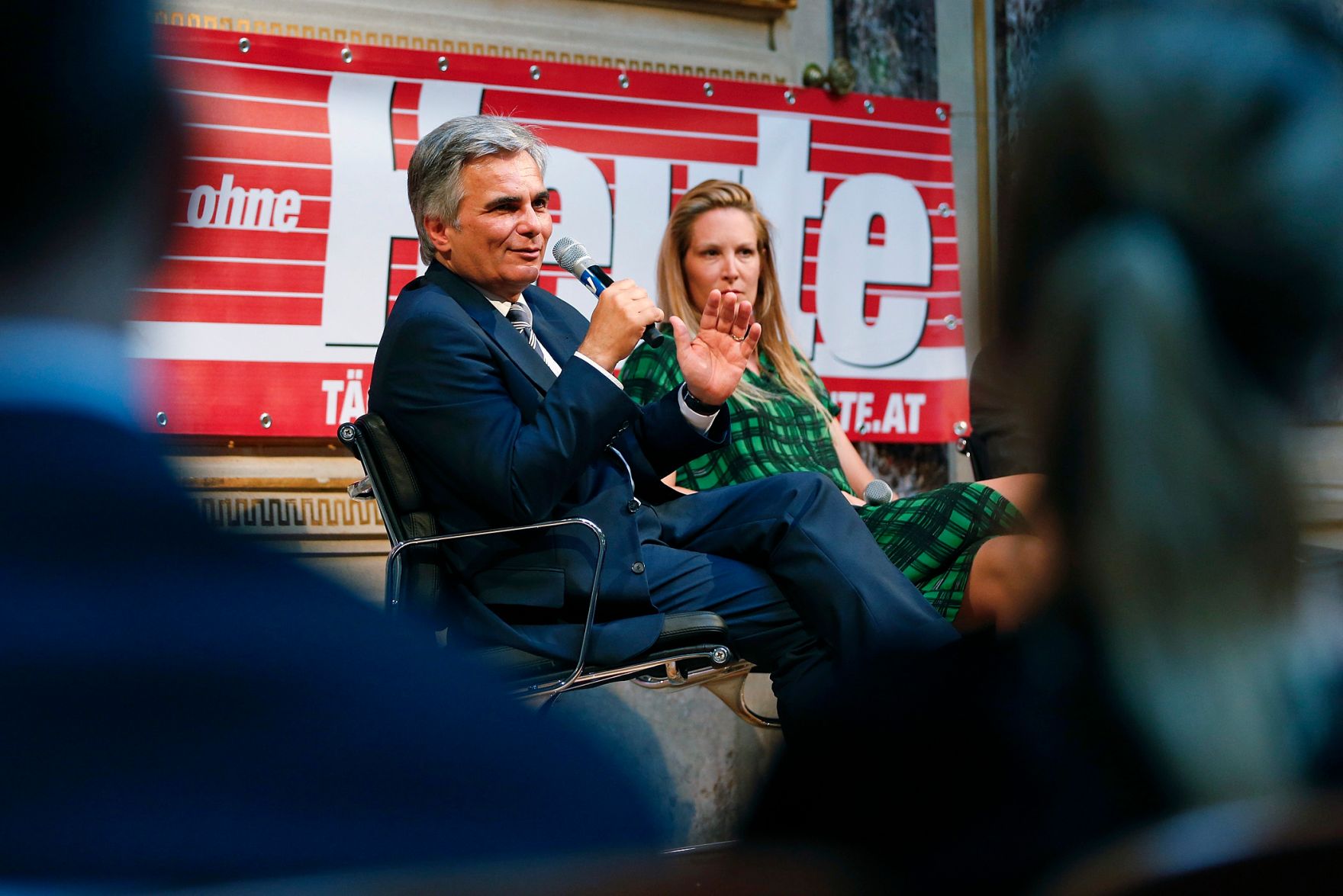 Am 17. Juni 2013 nahm Bundeskanzler Werner Faymann (l.) gemeinsam mit dem Gouverneur der &Ouml;sterreichischen Nationalbank Ewald Nowotny am "Heute-Talk" im Haus der Industrie teil. Im Bild mit Heute Herausgeberin Eva Dichand (r.).