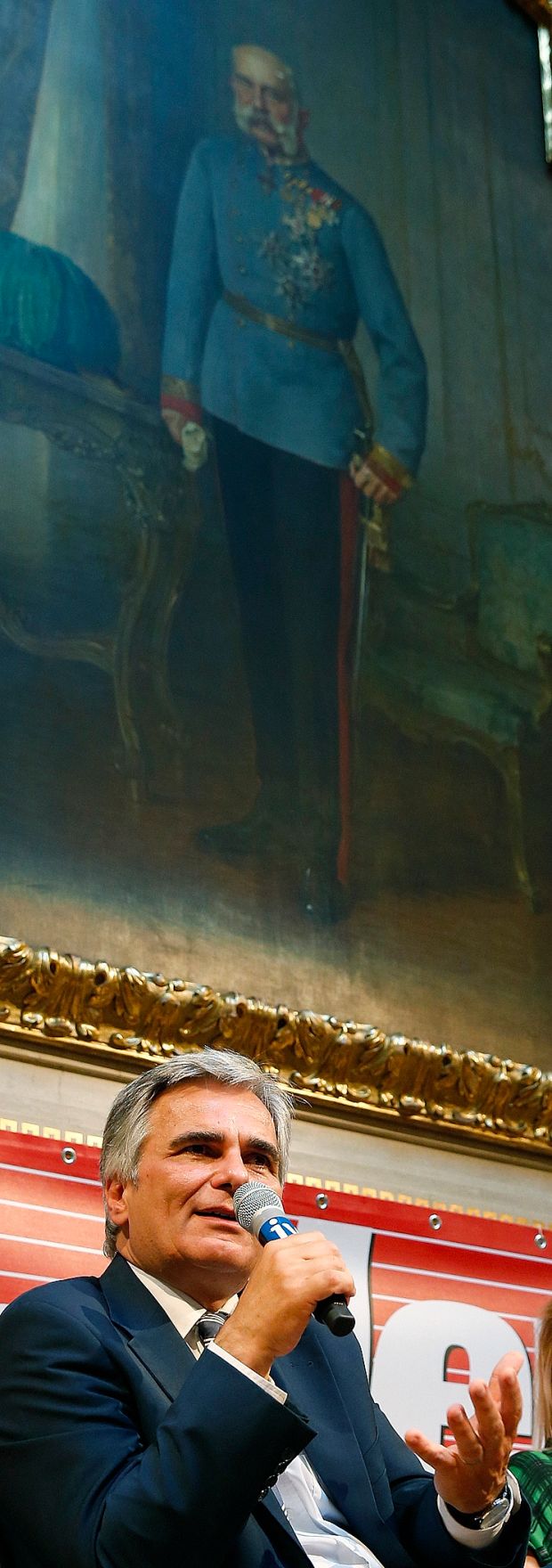 Am 17. Juni 2013 nahm Bundeskanzler Werner Faymann (im Bild) gemeinsam mit dem Gouverneur der &Ouml;sterreichischen Nationalbank Ewald Nowotny am "Heute-Talk" im Haus der Industrie teil.