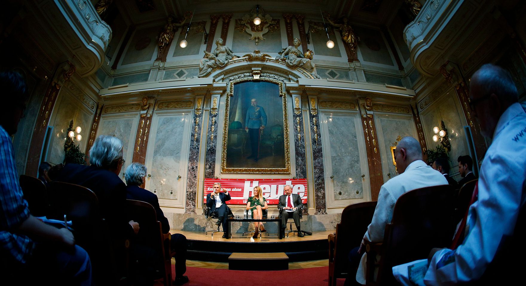 Am 17. Juni 2013 nahm Bundeskanzler Werner Faymann (l.) gemeinsam mit dem Gouverneur der &Ouml;sterreichischen Nationalbank Ewald Nowotny (r.) am "Heute-Talk" im Haus der Industrie teil. Im Bild mit Heute Herausgeberin Eva Dichand (m.).