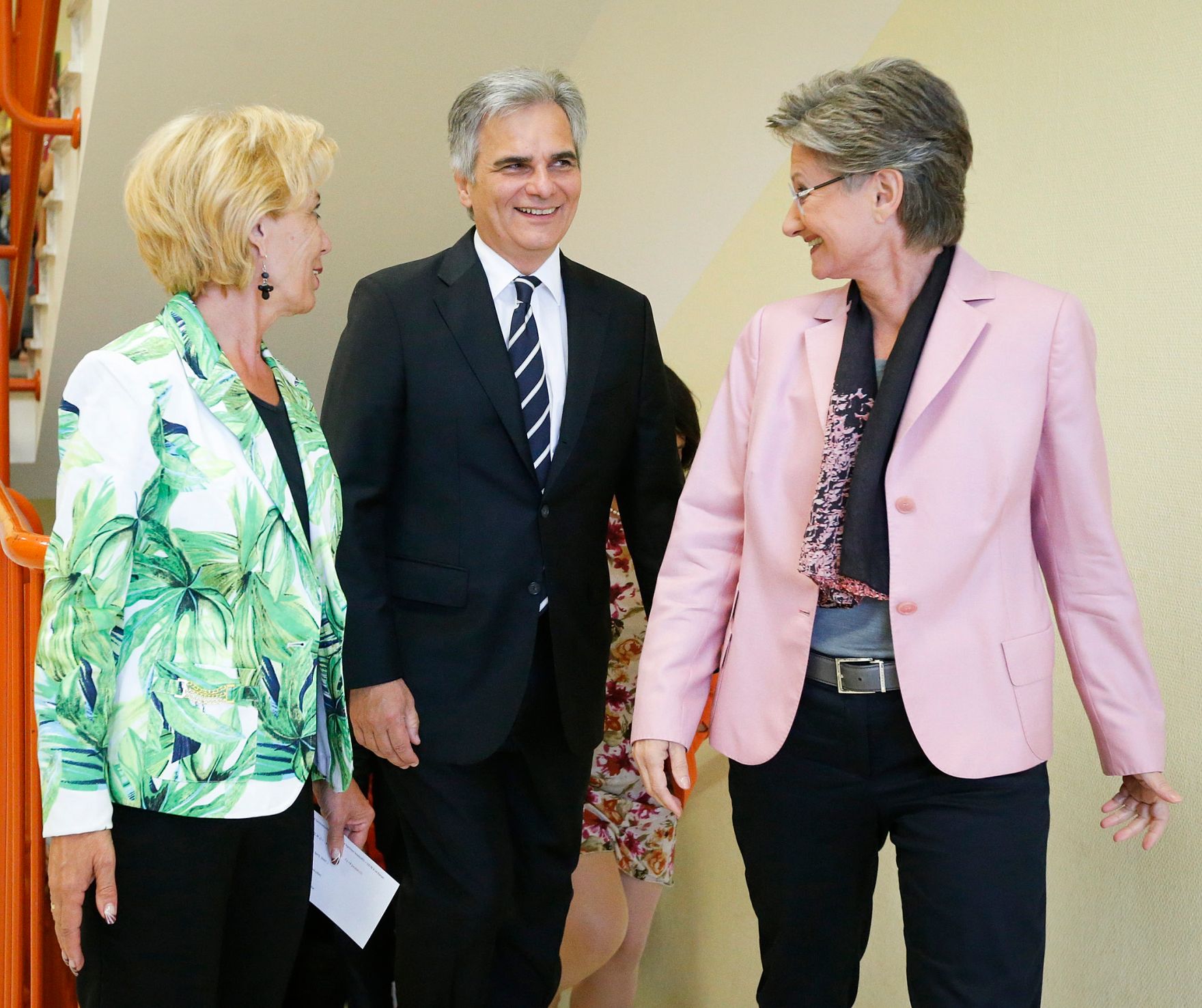 Am 26. Juni 2013 besuchte Bundeskanzler Werner Faymann (m.) gemeinsam mit Unterrichtsministerin Claudia Schmidt (r.) die Ganztagsvolksschule Zieglergasse 21 in Wien. Im Bild mit Direktorin Beatrix Handschmann (l.).