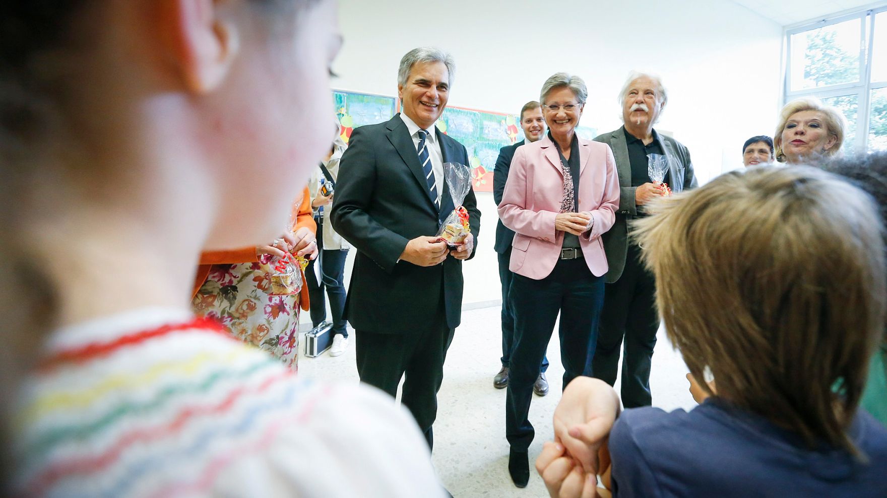 Am 26. Juni 2013 besuchte Bundeskanzler Werner Faymann (l.) gemeinsam mit Unterrichtsministerin Claudia Schmidt (r.) die Ganztagsvolksschule Zieglergasse 21 in Wien.