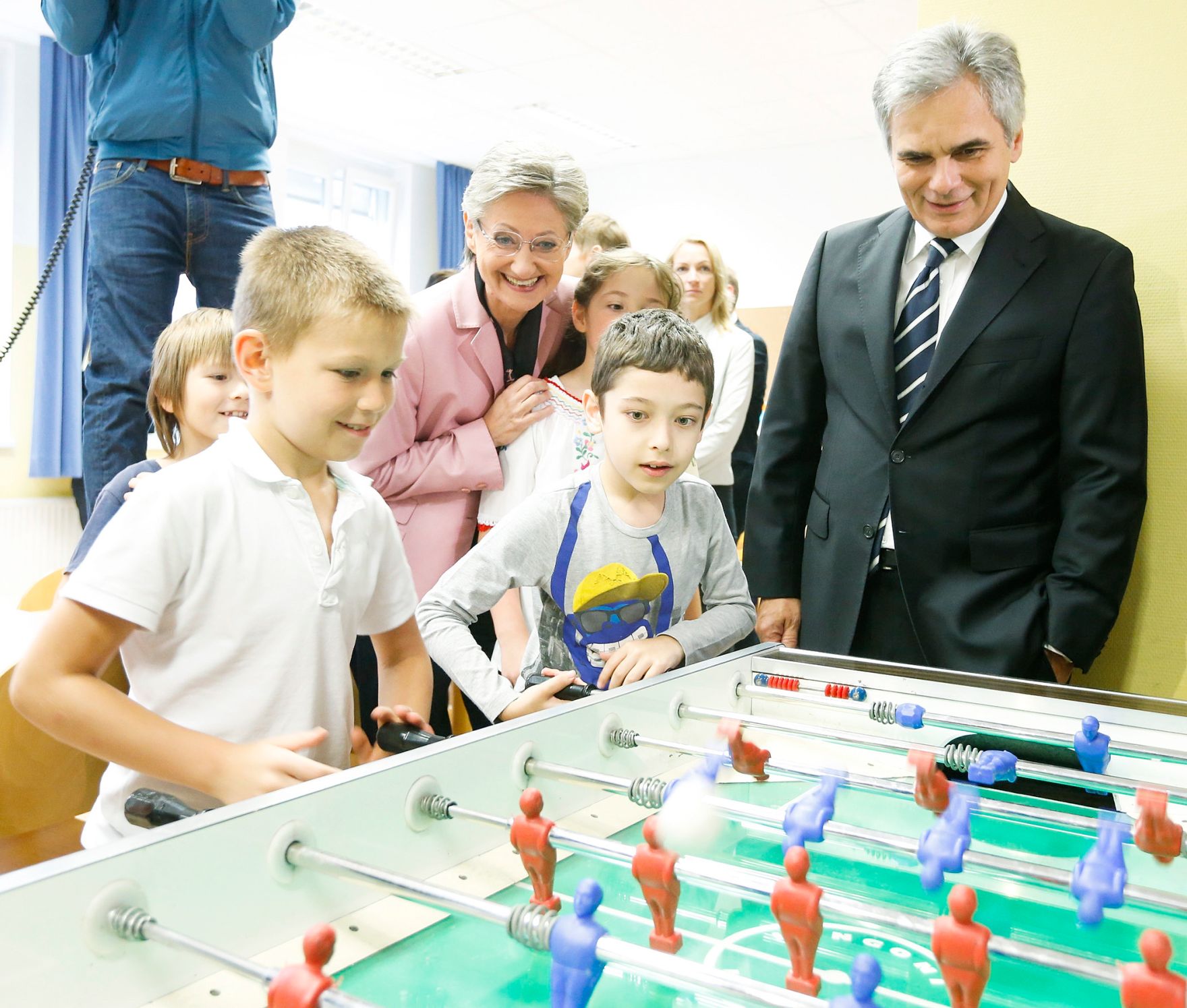 Am 26. Juni 2013 besuchte Bundeskanzler Werner Faymann (r.) gemeinsam mit Unterrichtsministerin Claudia Schmidt (l.) die Ganztagsvolksschule Zieglergasse 21 in Wien.