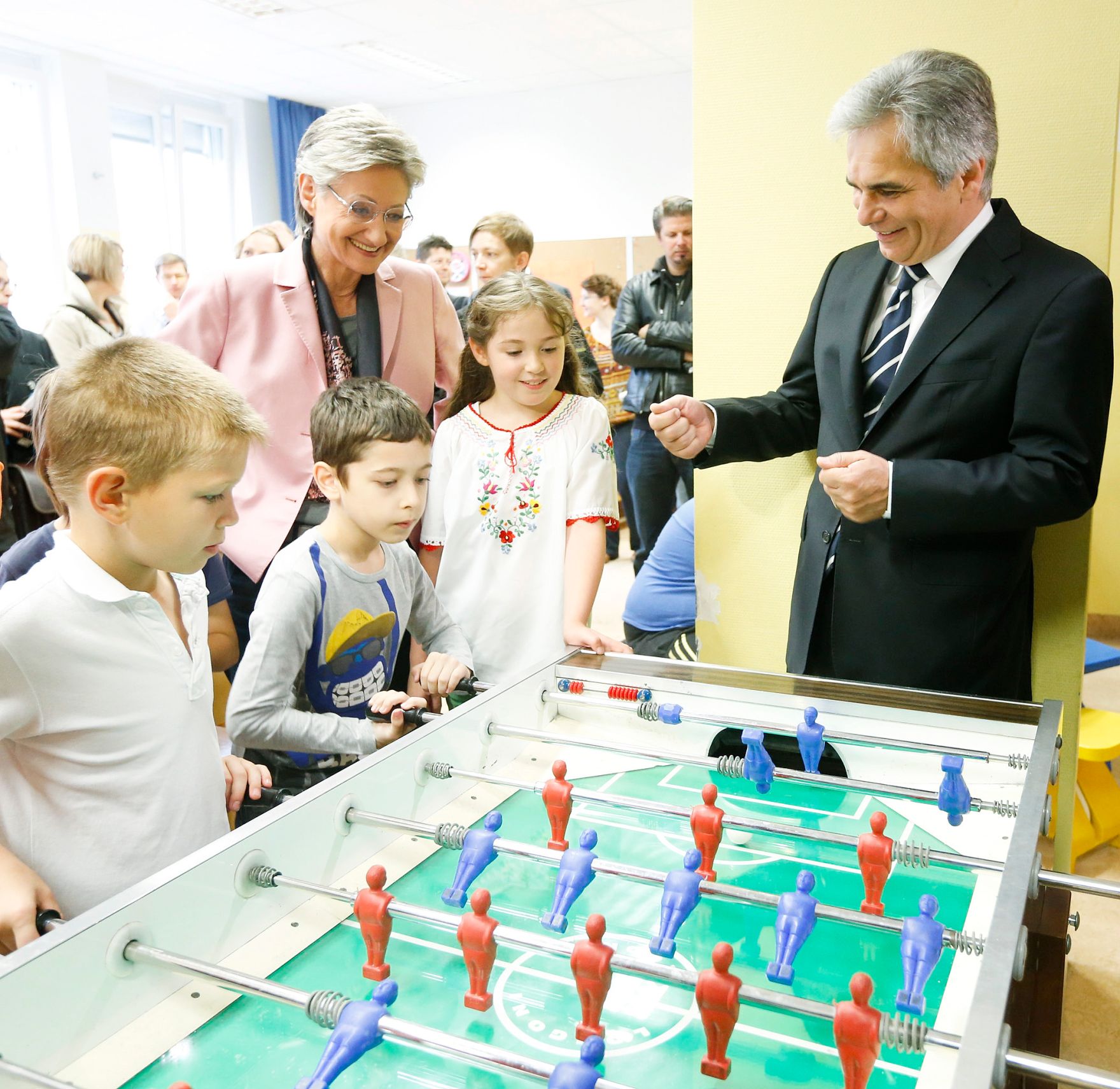 Am 26. Juni 2013 besuchte Bundeskanzler Werner Faymann (r.) gemeinsam mit Unterrichtsministerin Claudia Schmidt (l.) die Ganztagsvolksschule Zieglergasse 21 in Wien.