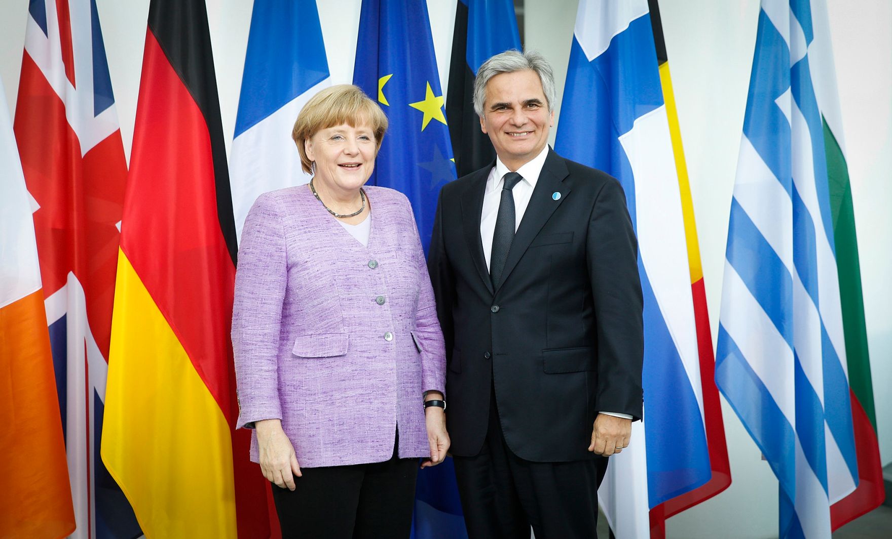 Am 3. Juli 2013 nahm Bundeskanzler Werner Faymann (r.) auf Einladung seiner deutschen Amtskollegin Bundeskanzlerin Angela Merkel (l.) an der Konferenz zur F&ouml;rderung der Jugendbesch&auml;ftigung in Berlin teil.