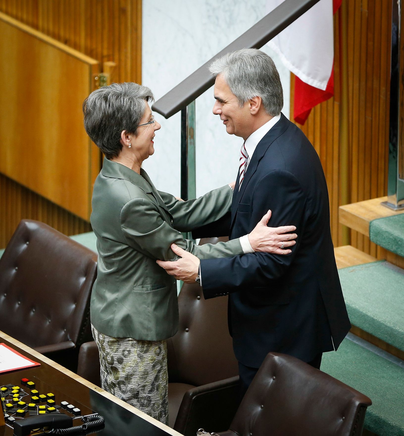 Am 25. September 2013 beantwortete Bundeskanzler Werner Faymann (r.) bei der Nationalratssitzung im Parlament eine Dringliche Anfrage zum Thema Direkte Demokratie. Im Bild mit Parlamentspr&auml;sidentin Barbara Prammer (l.).