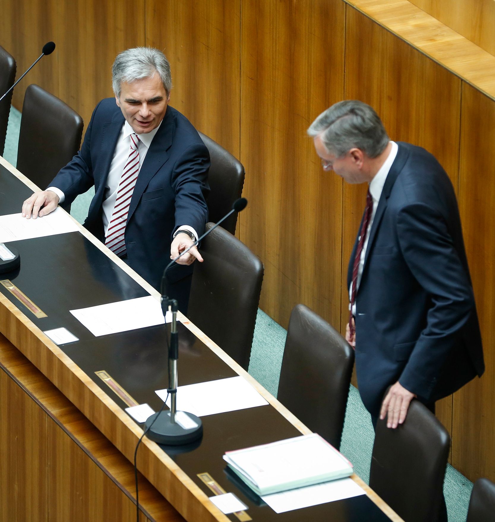 Am 25. September 2013 beantwortete Bundeskanzler Werner Faymann (l.) bei der Nationalratssitzung im Parlament eine Dringliche Anfrage zum Thema Direkte Demokratie. Im Bild mit Gesundheitsminister Alois St&ouml;ger (r.).
