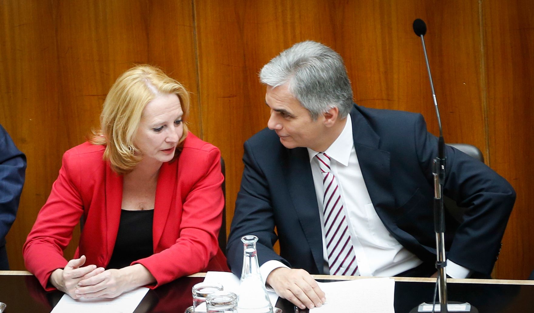 Am 25. September 2013 beantwortete Bundeskanzler Werner Faymann (r.) bei der Nationalratssitzung im Parlament eine Dringliche Anfrage zum Thema Direkte Demokratie. Im Bild mit Verkehrsministerin Doris Bures (l.).