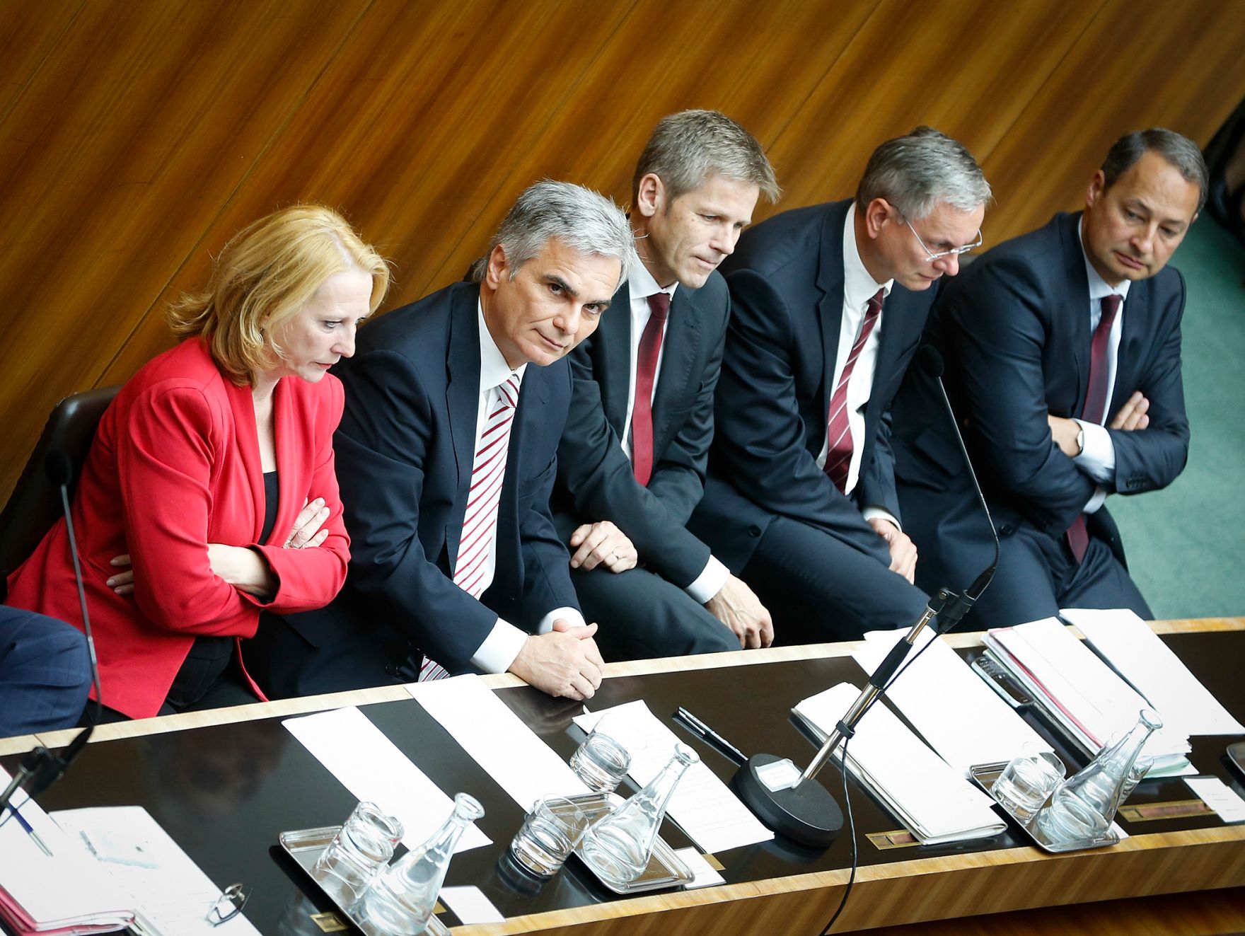 Am 25. September 2013 beantwortete der Bundeskanzler bei der Nationalratssitzung im Parlament eine Dringliche Anfrage zum Thema Direkte Demokratie. Im Bild (v.l.n.r.) Verkehrsministerin Doris Bures, Bundeskanzler Werner Faymann, Staatssekret&auml;r Josef Ostermayer, Gesundheitsminister Alois St&ouml;ger und Staatssekret&auml;r Andreas Schieder.
