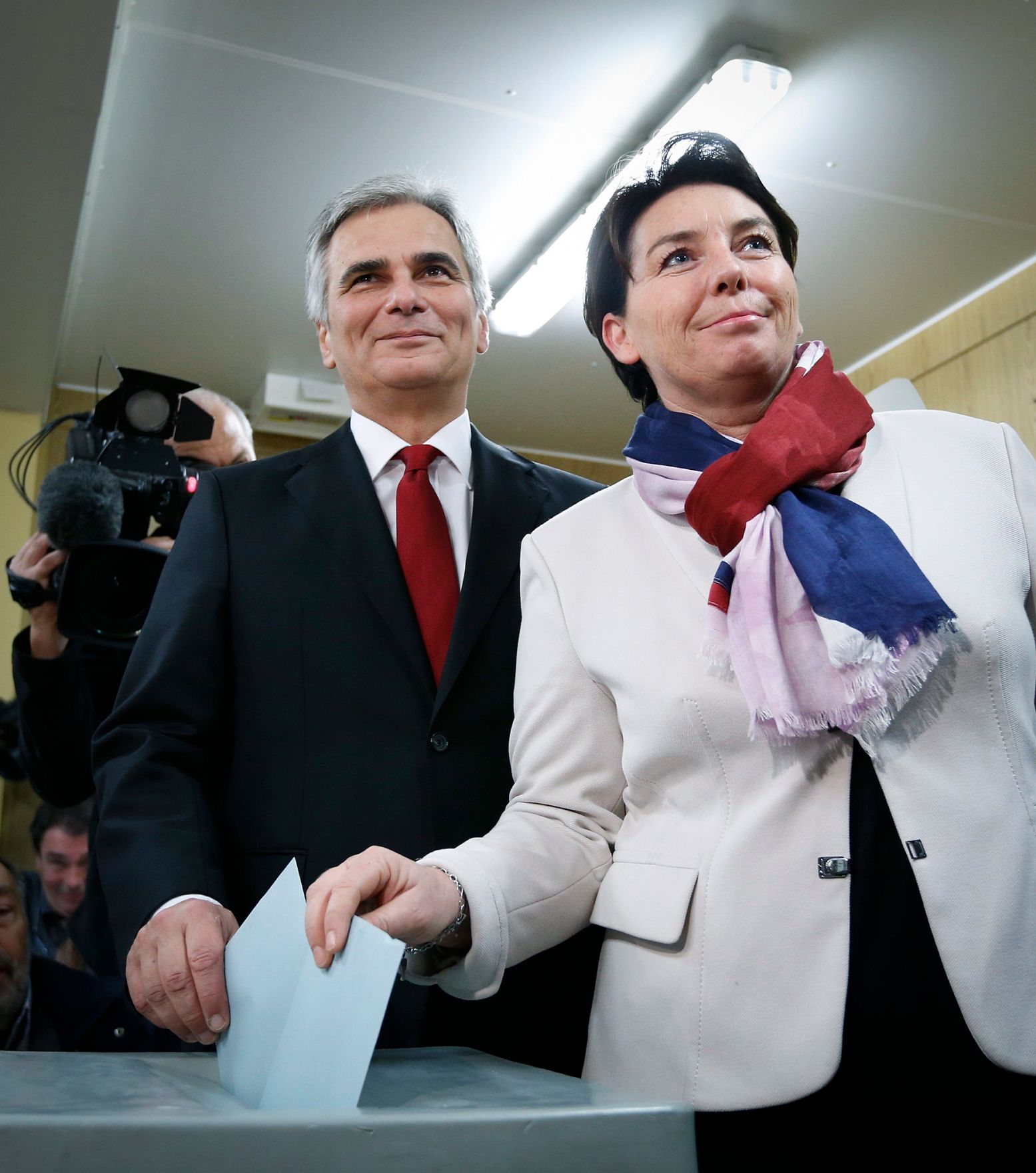 Am 29. September 2013 gab Bundeskanzler Werner Faymann (l.) seine Stimme zur Nationalratswahl 2013 ab. Im Bild mit Martina Ludwig-Faymann (r.).
