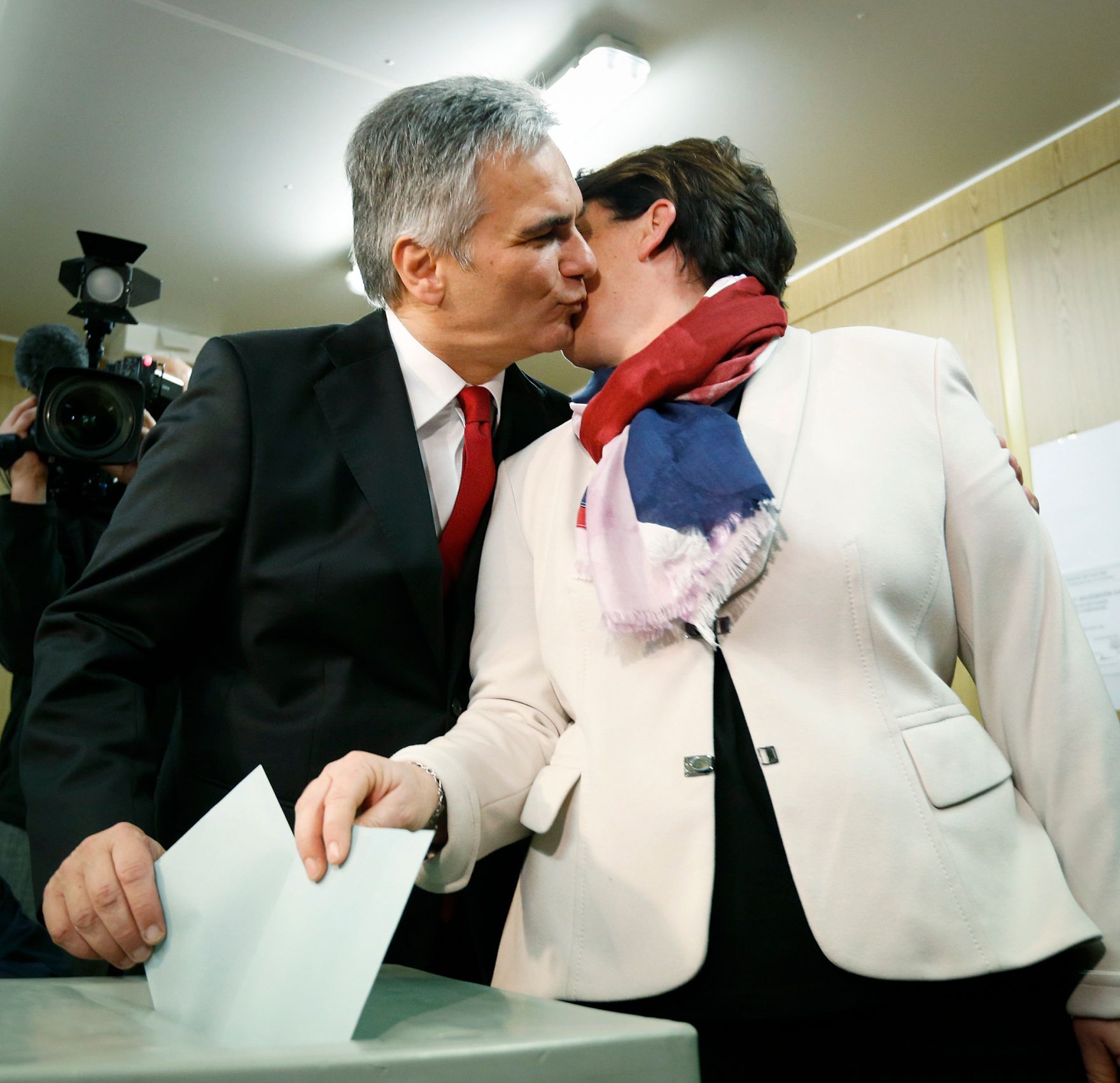 Am 29. September 2013 gab Bundeskanzler Werner Faymann (l.) seine Stimme zur Nationalratswahl 2013 ab. Im Bild mit Martina Ludwig-Faymann (r.).