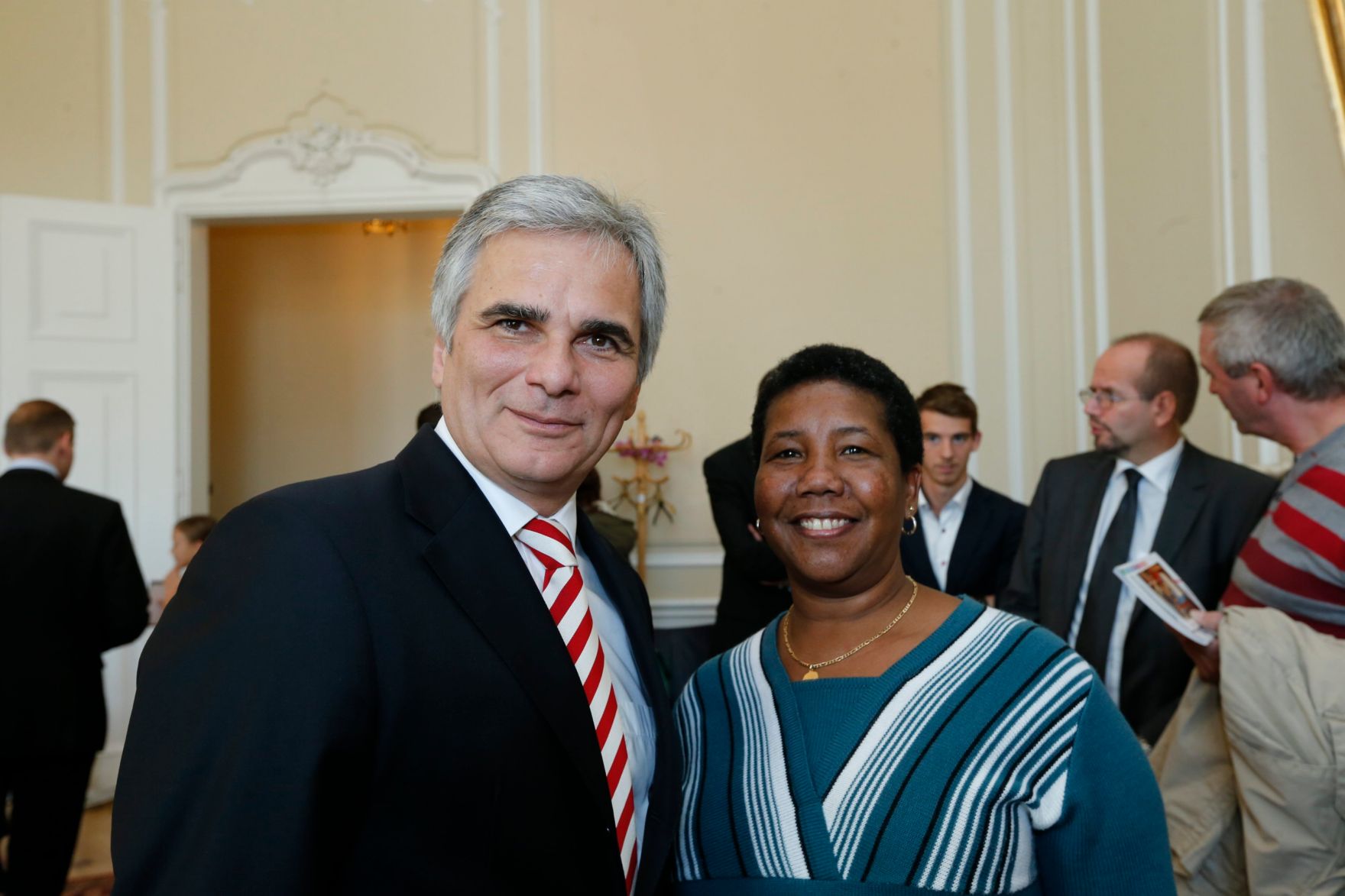 Am 26. Oktober 2013 empfing Bundeskanzler Werner Faymann im Rahmen des Nationalfeiertages Besucherinnen und Besucher im Bundeskanzleramt.
