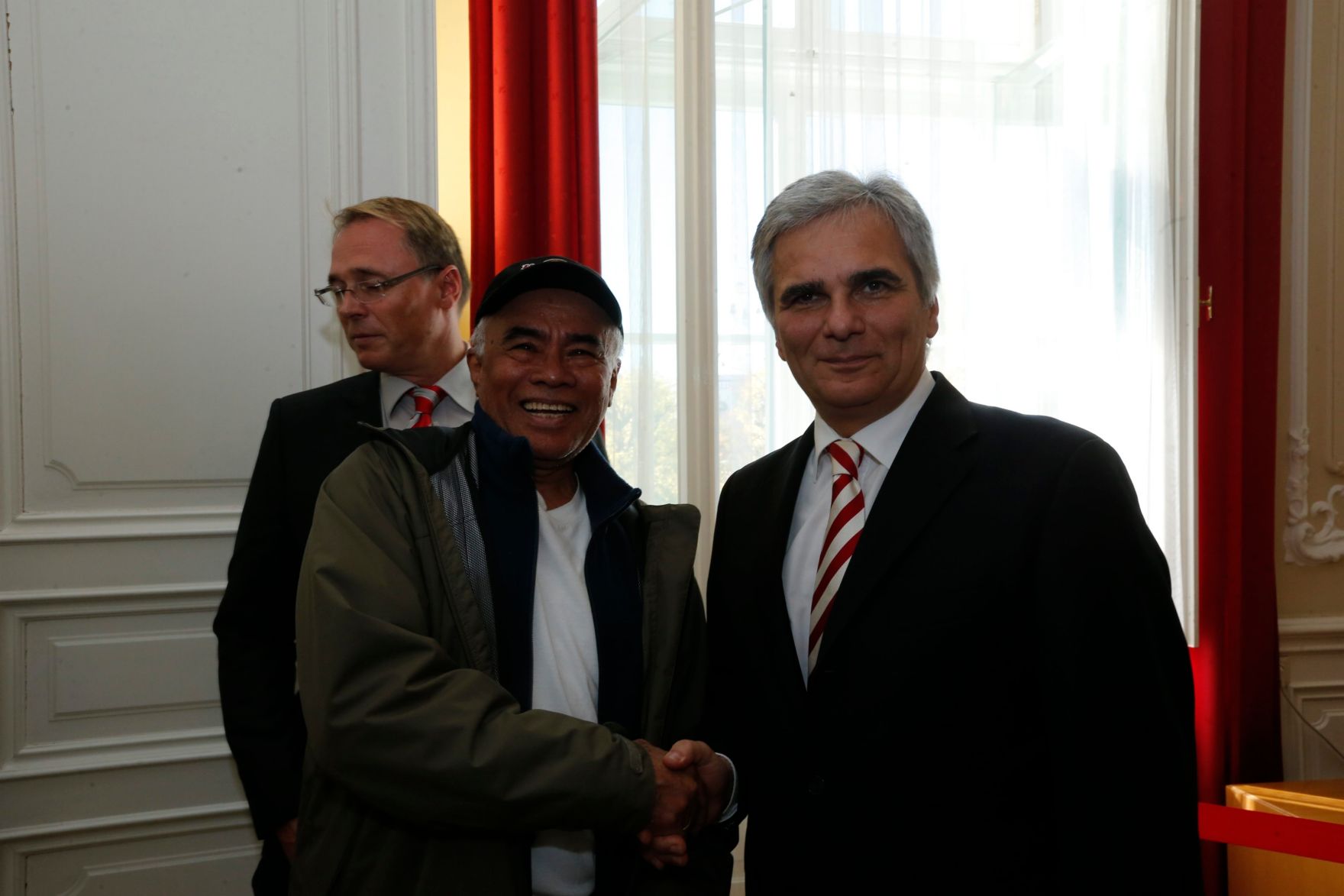 Am 26. Oktober 2013 empfing Bundeskanzler Werner Faymann im Rahmen des Nationalfeiertages Besucherinnen und Besucher im Bundeskanzleramt.