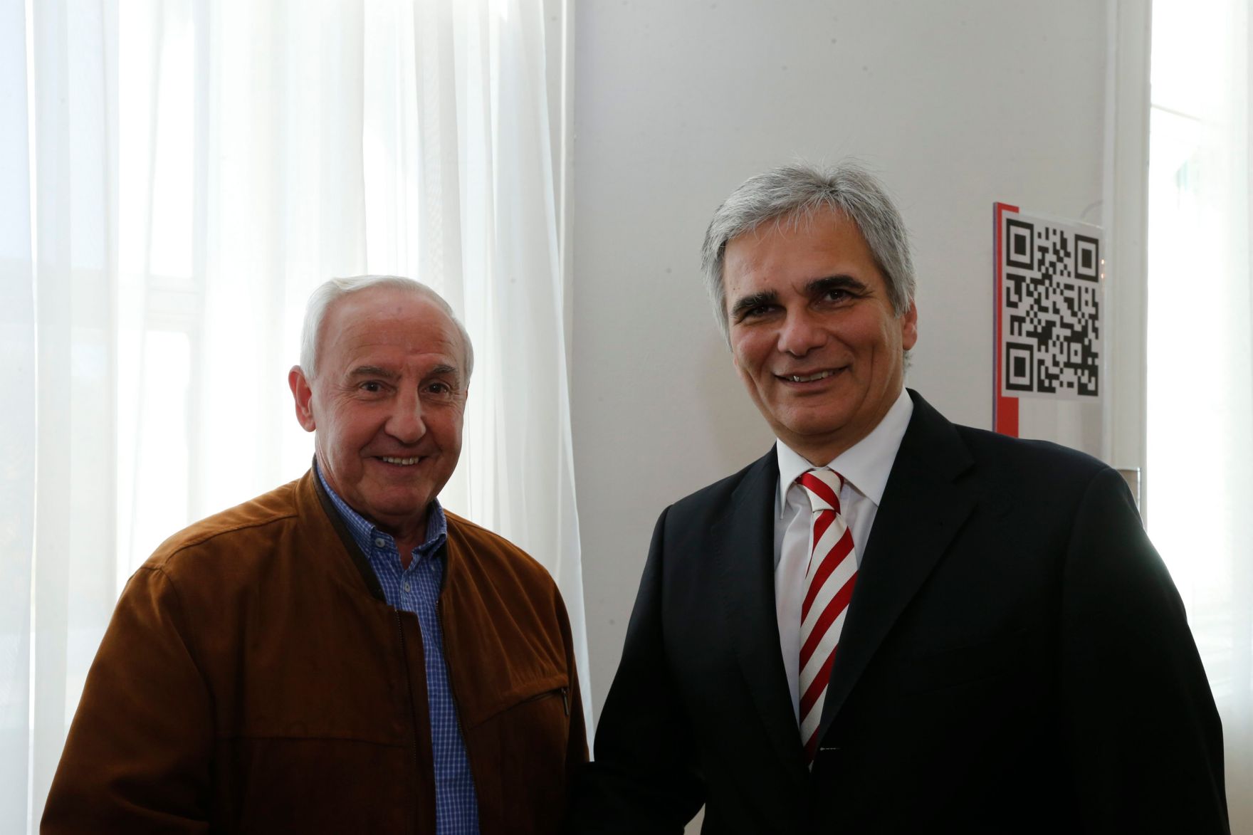 Am 26. Oktober 2013 empfing Bundeskanzler Werner Faymann im Rahmen des Nationalfeiertages Besucherinnen und Besucher im Bundeskanzleramt.
