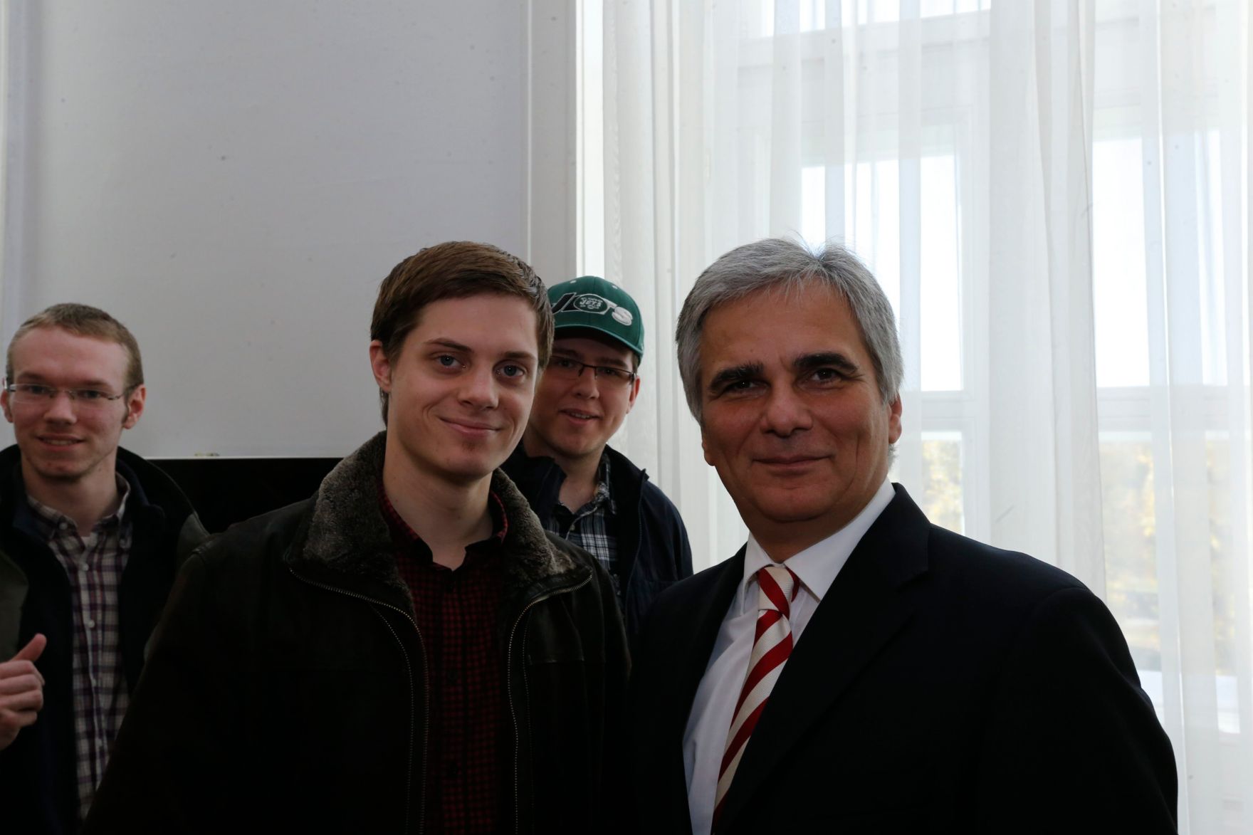 Am 26. Oktober 2013 empfing Bundeskanzler Werner Faymann im Rahmen des Nationalfeiertages Besucherinnen und Besucher im Bundeskanzleramt.