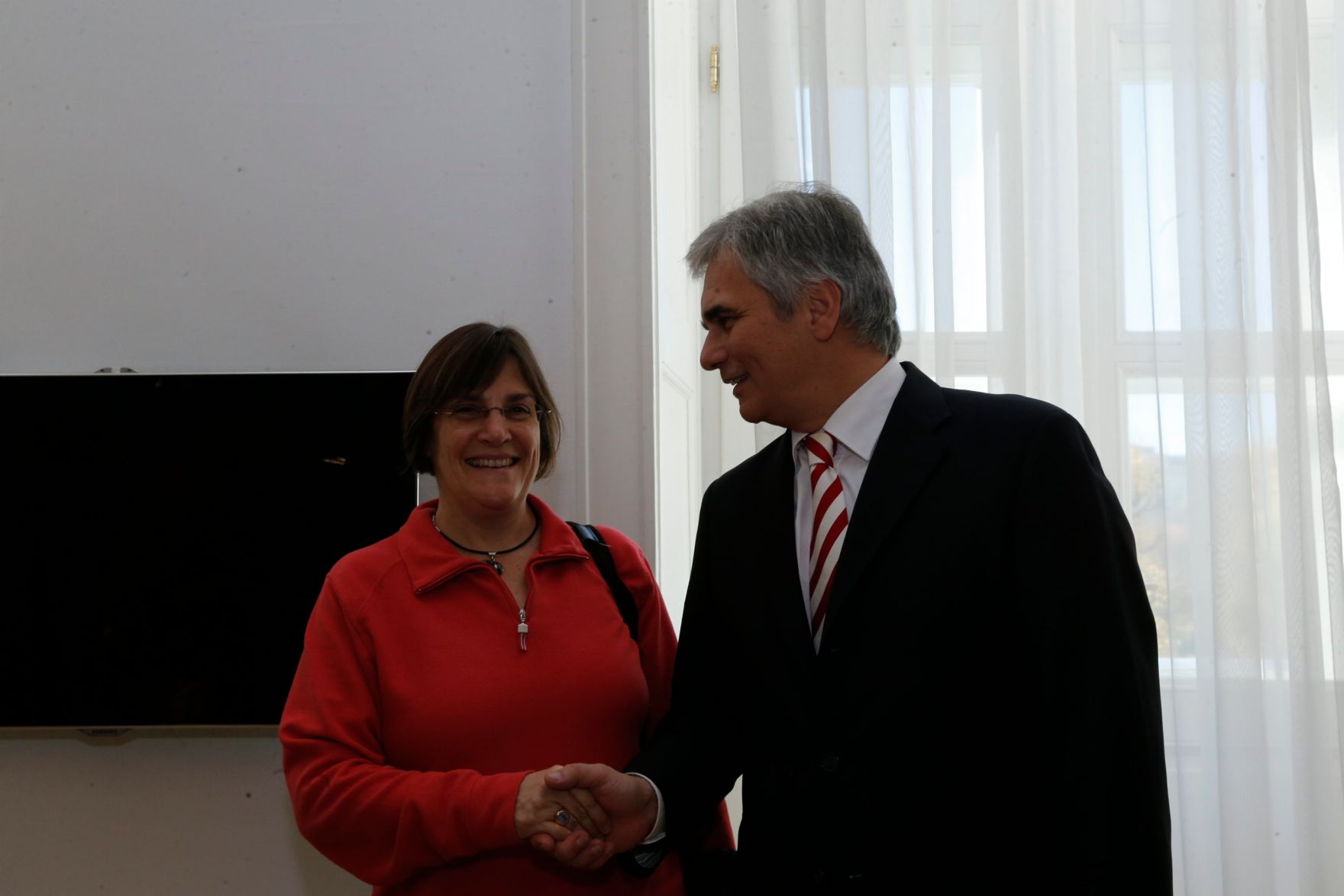Am 26. Oktober 2013 empfing Bundeskanzler Werner Faymann im Rahmen des Nationalfeiertages Besucherinnen und Besucher im Bundeskanzleramt.