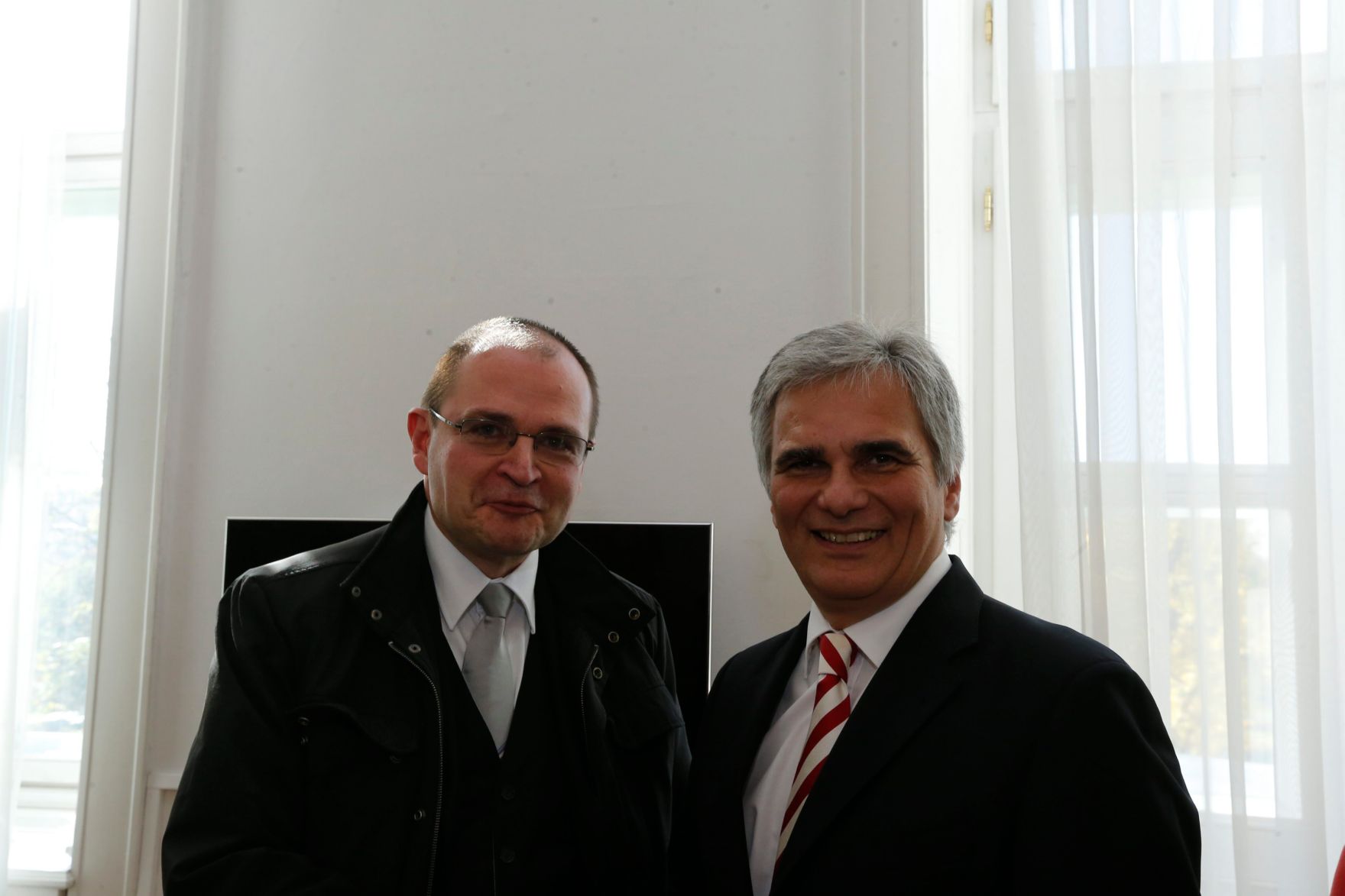 Am 26. Oktober 2013 empfing Bundeskanzler Werner Faymann im Rahmen des Nationalfeiertages Besucherinnen und Besucher im Bundeskanzleramt.