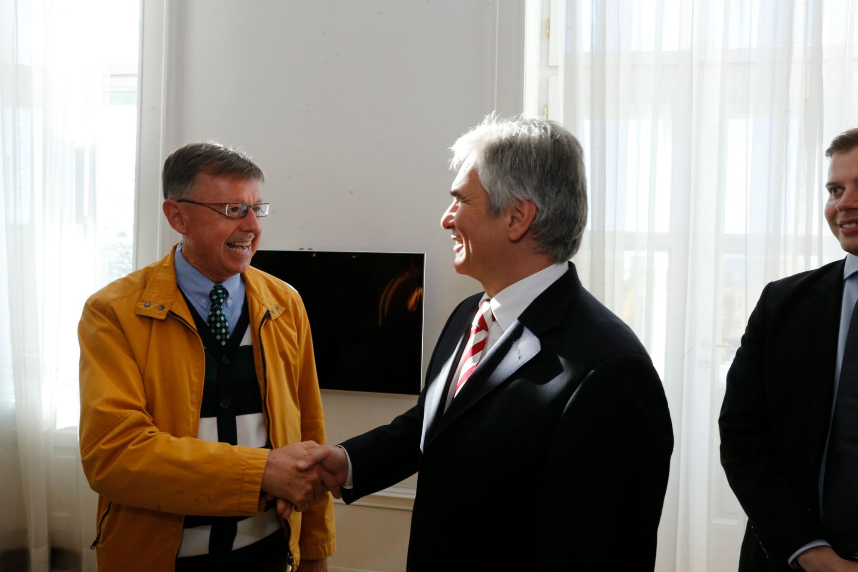 Am 26. Oktober 2013 empfing Bundeskanzler Werner Faymann im Rahmen des Nationalfeiertages Besucherinnen und Besucher im Bundeskanzleramt.