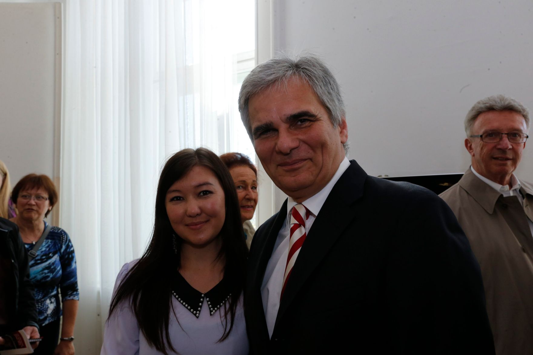 Am 26. Oktober 2013 empfing Bundeskanzler Werner Faymann im Rahmen des Nationalfeiertages Besucherinnen und Besucher im Bundeskanzleramt.